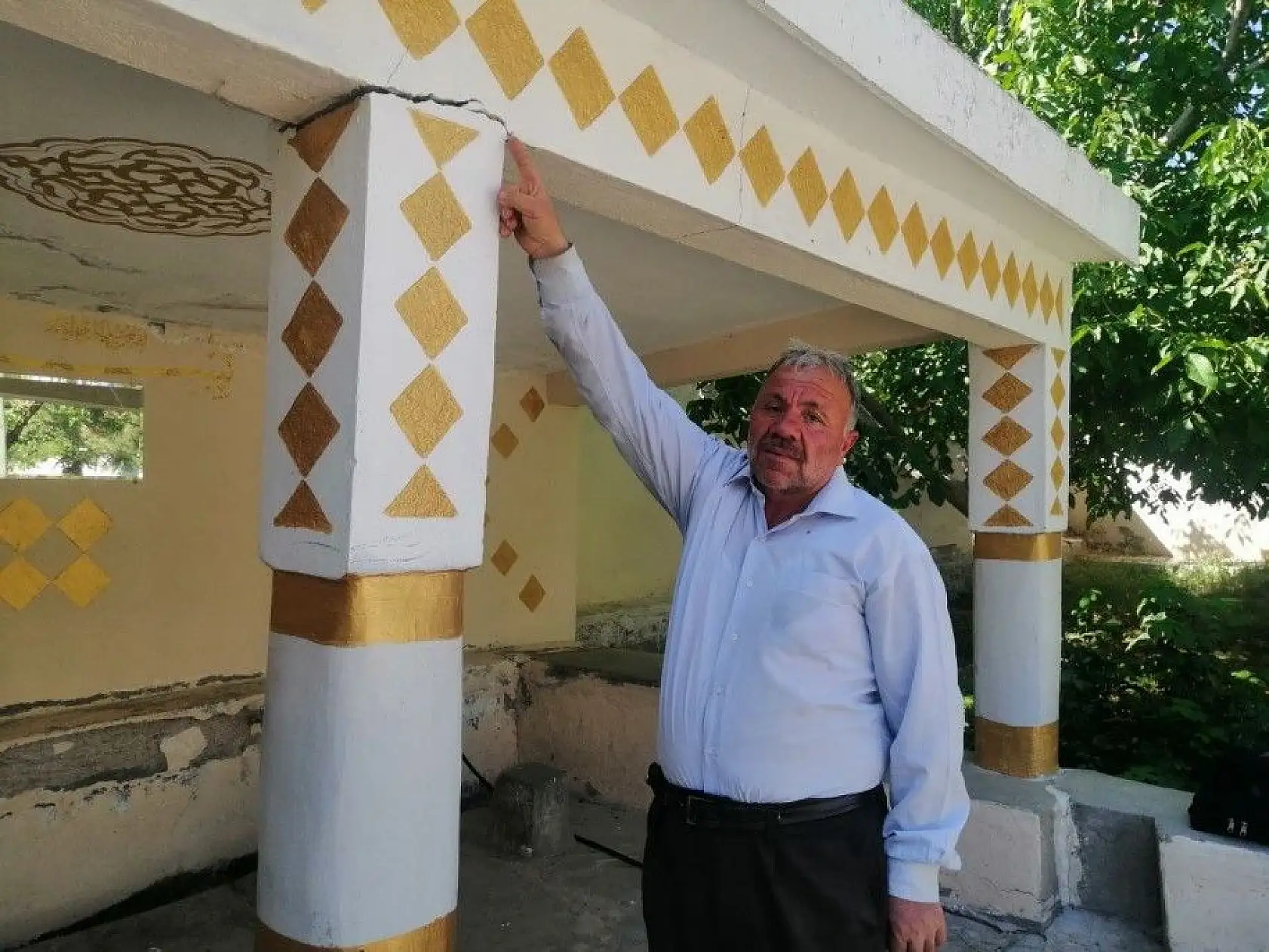 Kayseri'deki depremde hasar gören cami ibadete kapatıldı