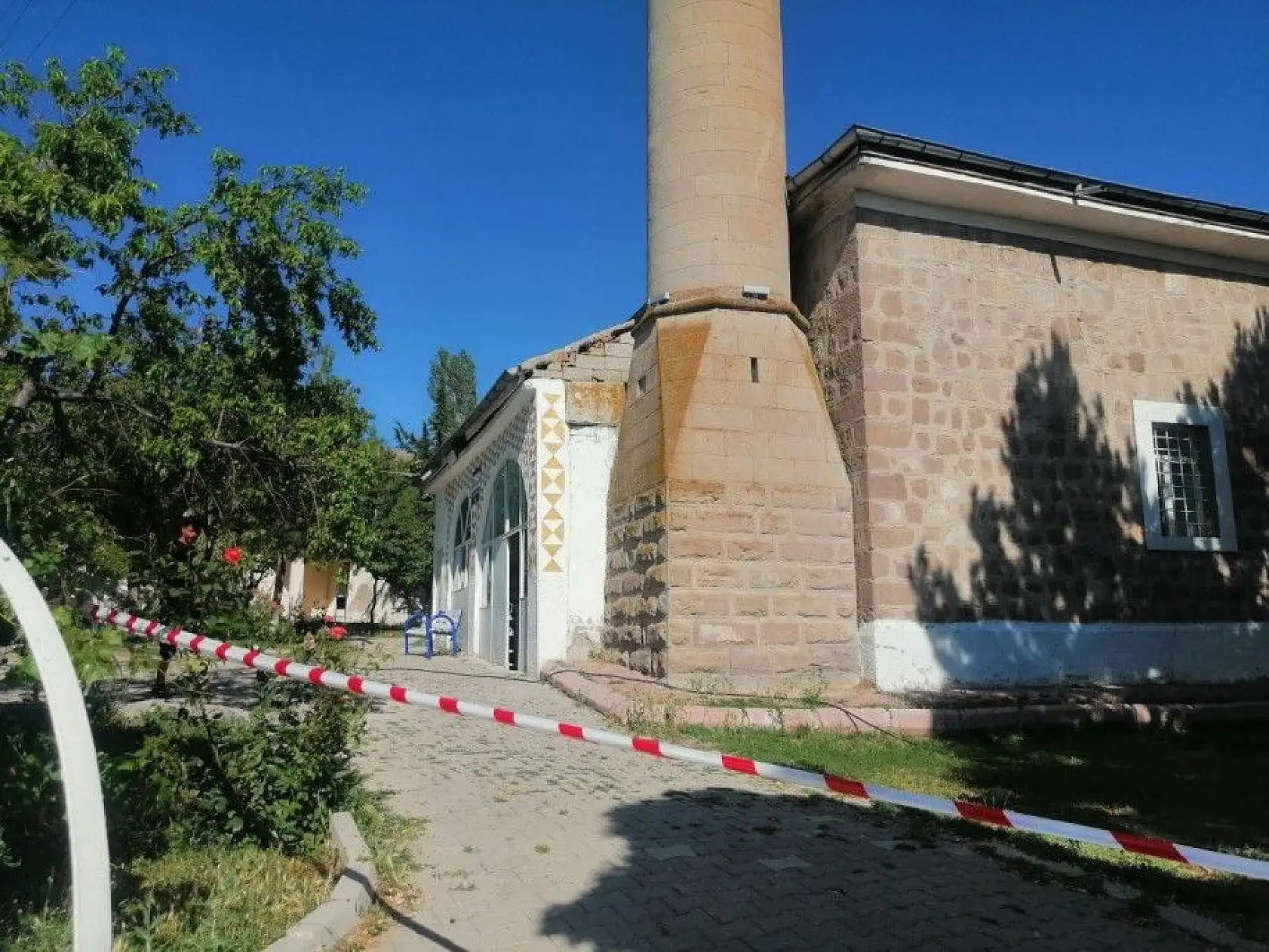 Kayseri'deki depremde hasar gören cami ibadete kapatıldı