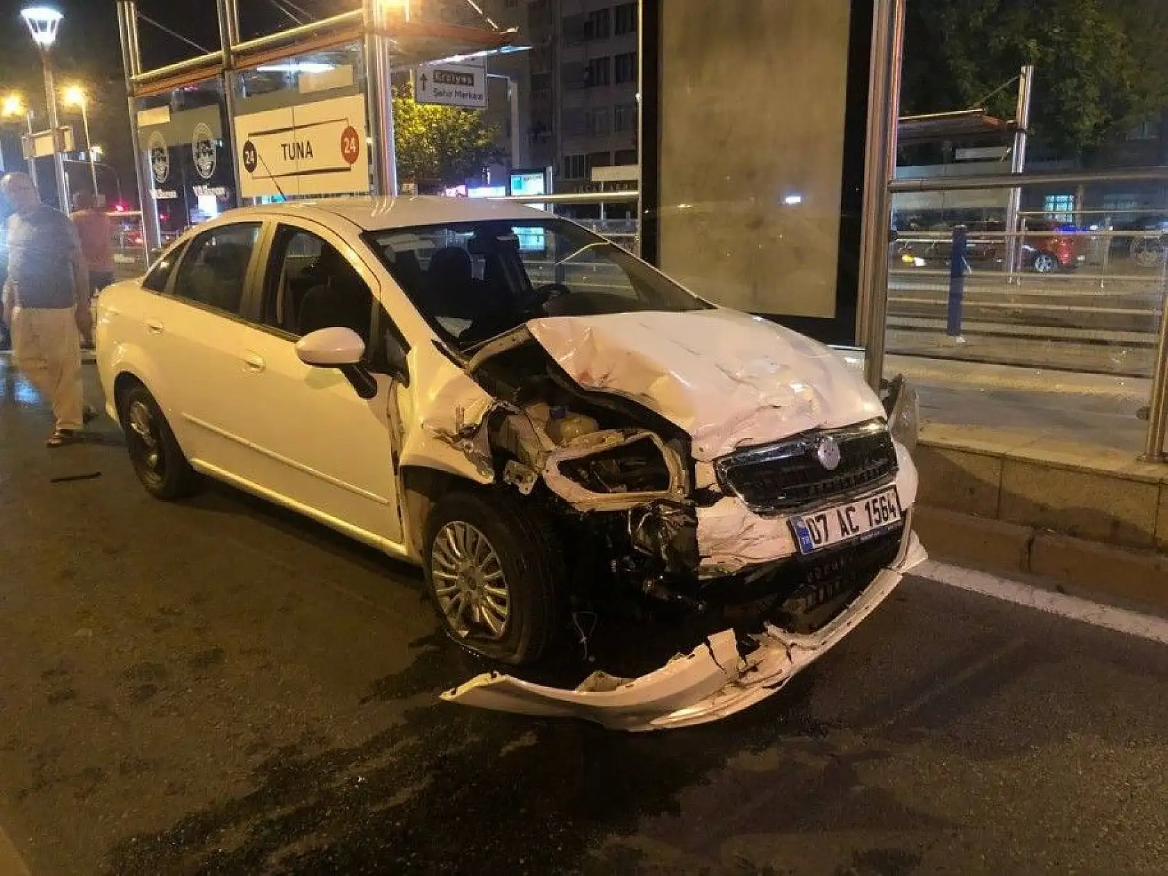 Mobilet sürücüsü ağır yaralandı