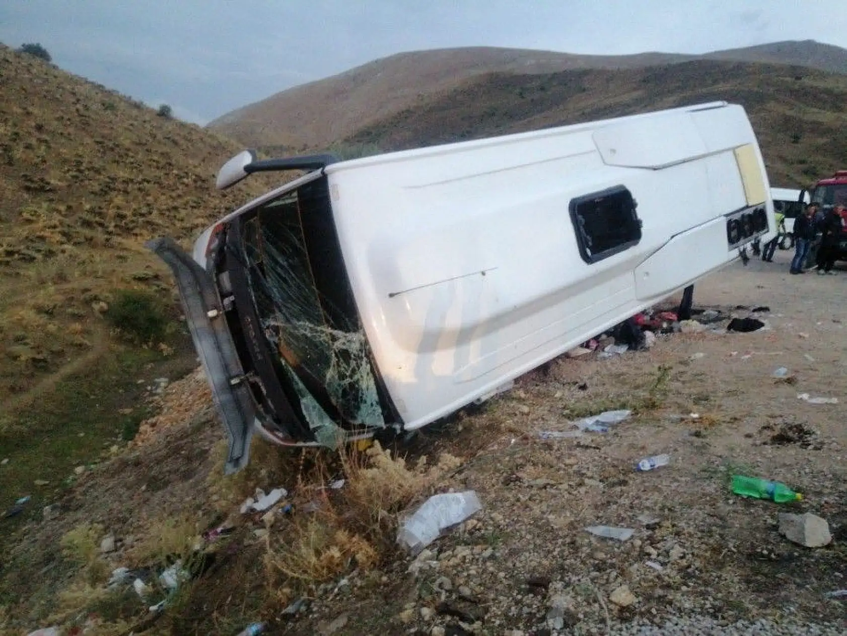 Kuran kursu öğrencilerini taşıyan midibüs devrildi: 29 yaralı