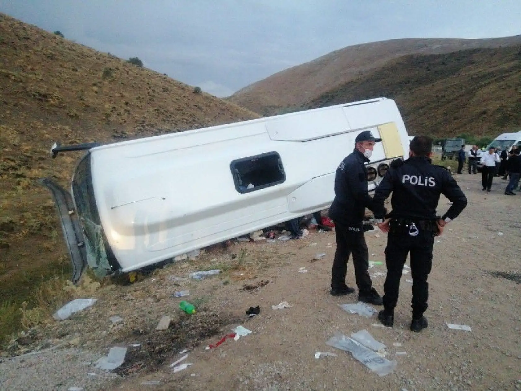Kuran kursu öğrencilerini taşıyan midibüs devrildi: 29 yaralı