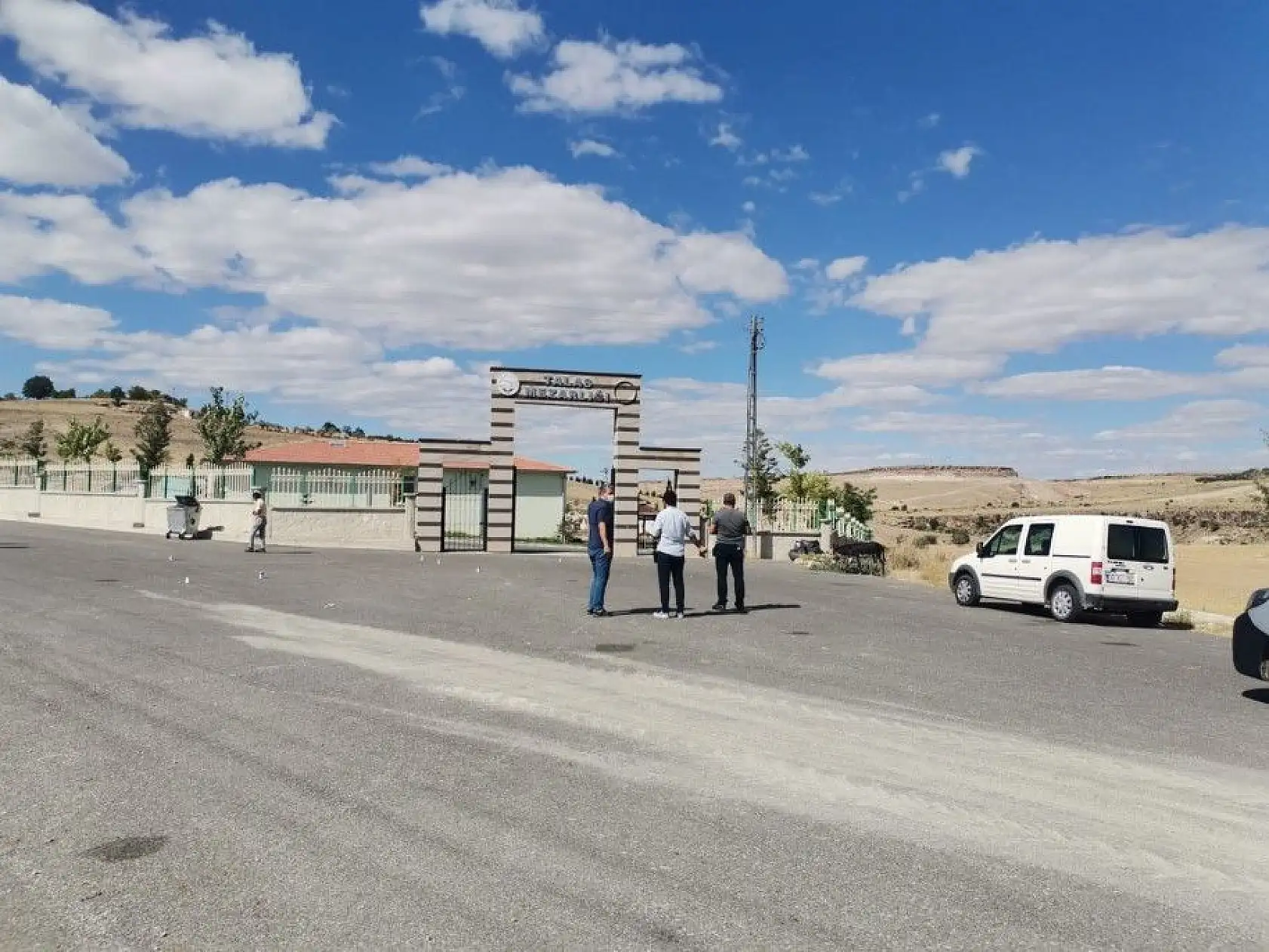 Mezarlık önünde silahlı kavga!