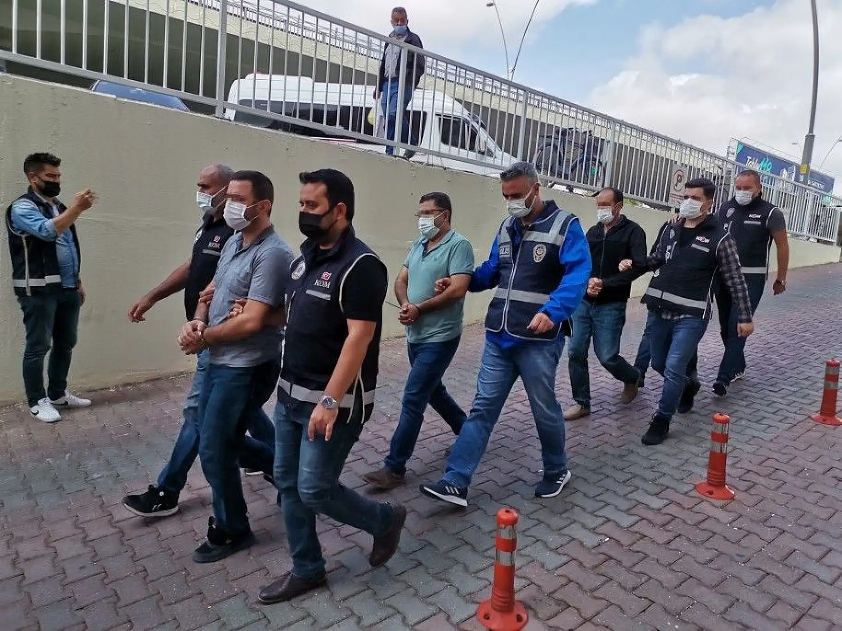 FETÖ şüphelileri sahte kimliklerle yakalandı