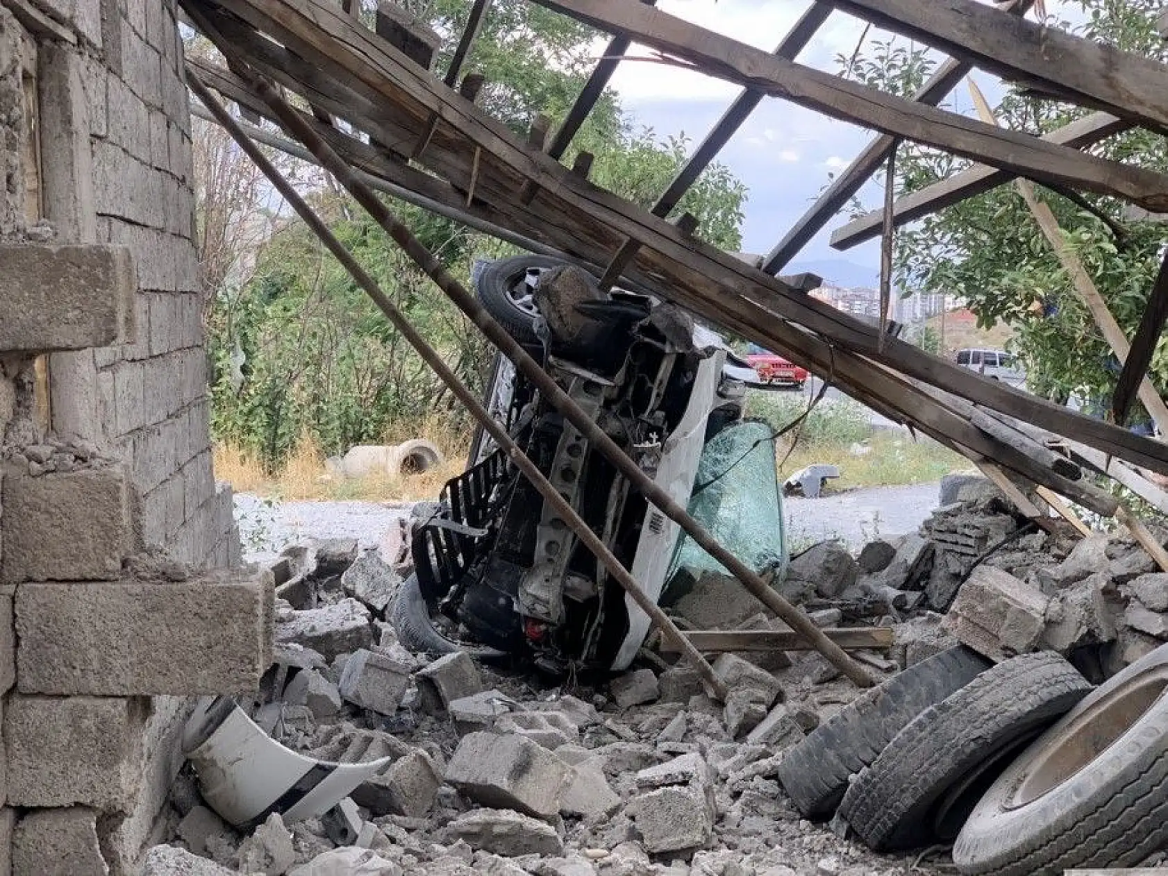 Otomobil bahçeye girdi: 2 yaralı