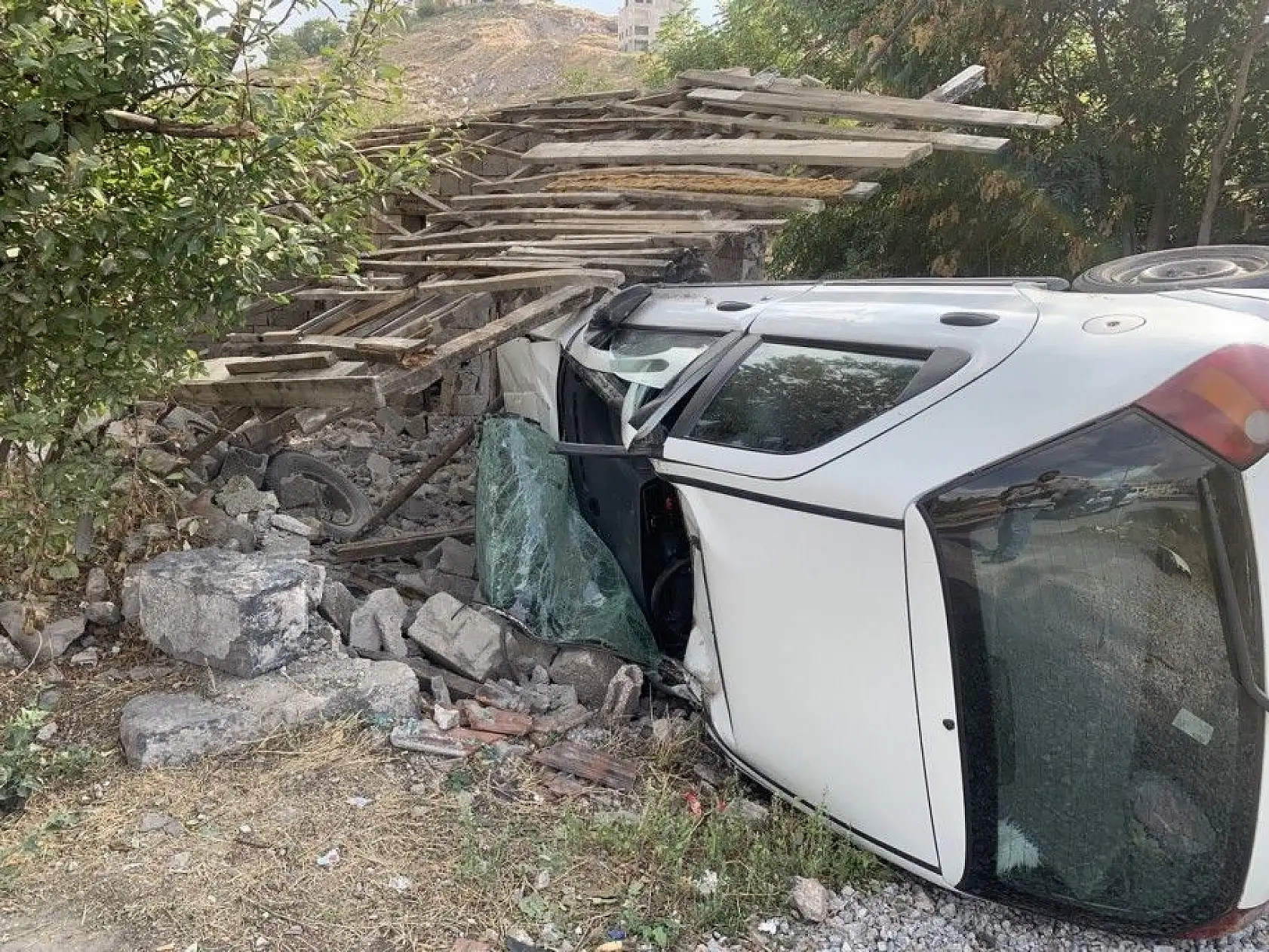 Otomobil bahçeye girdi: 2 yaralı