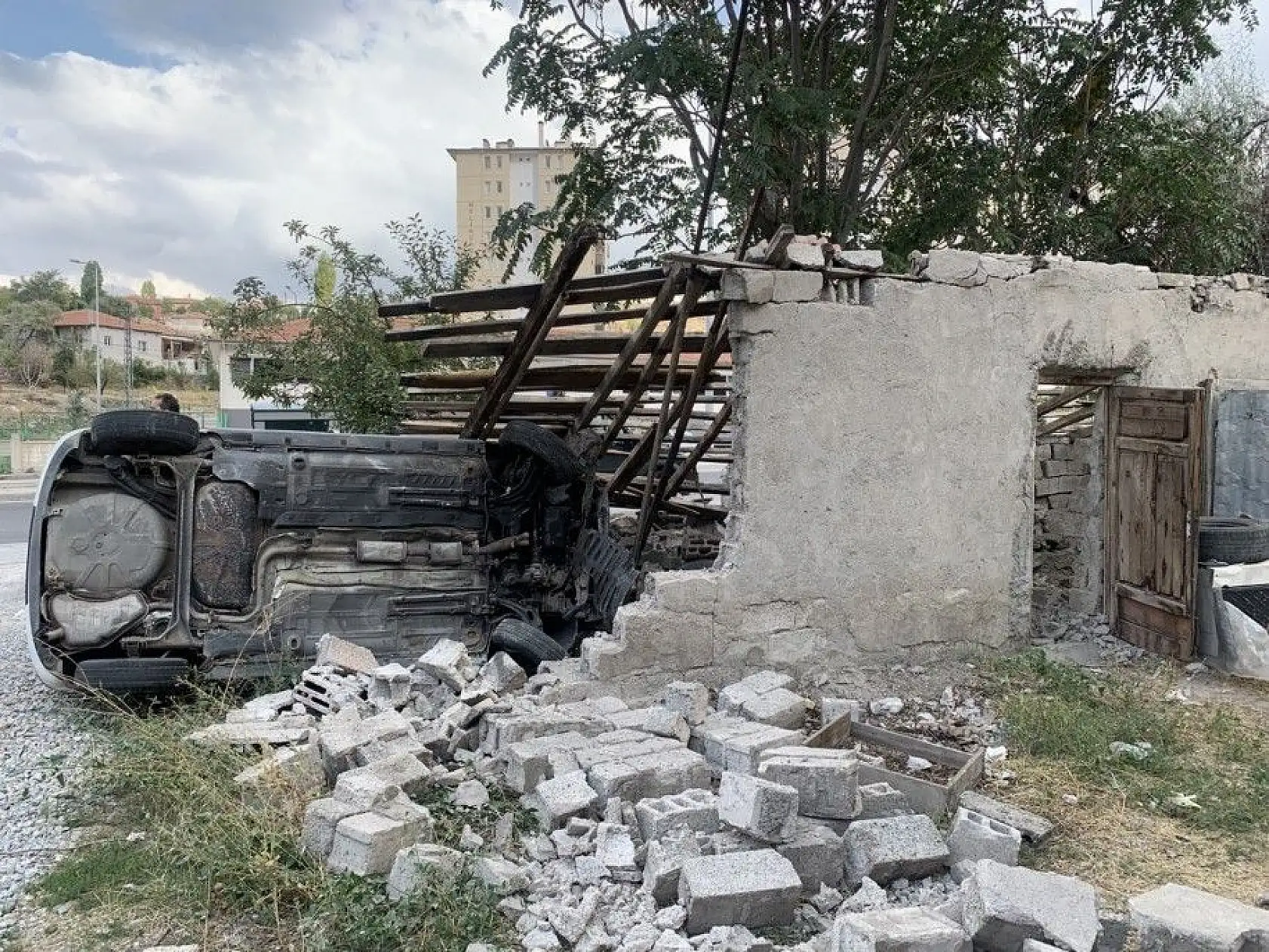 Otomobil bahçeye girdi: 2 yaralı