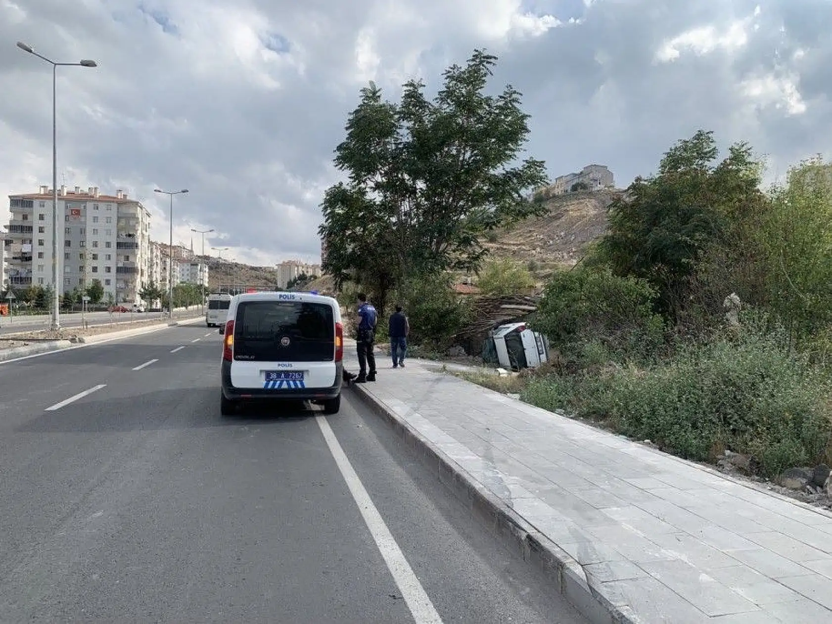 Otomobil bahçeye girdi: 2 yaralı