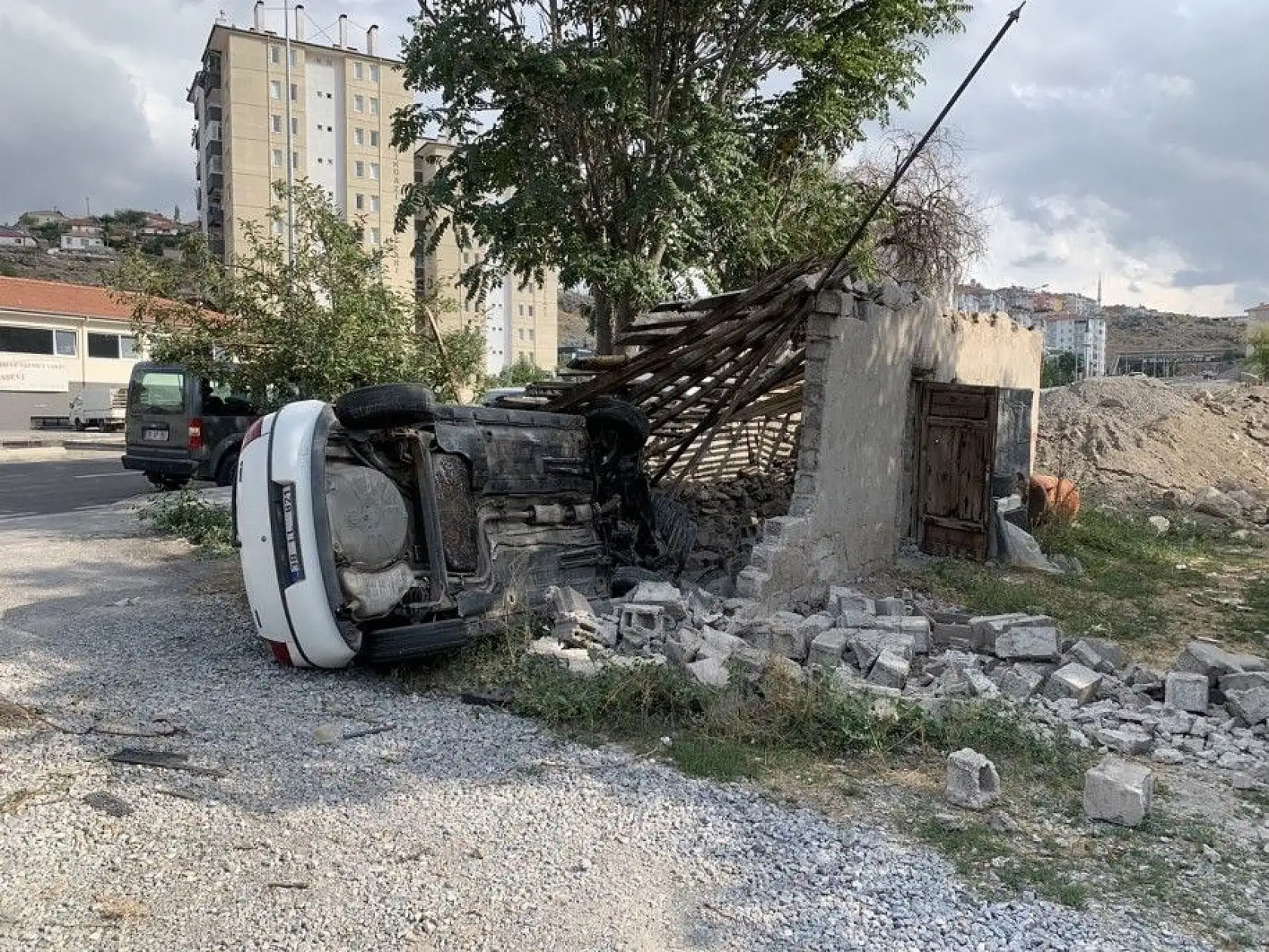 Otomobil bahçeye girdi: 2 yaralı