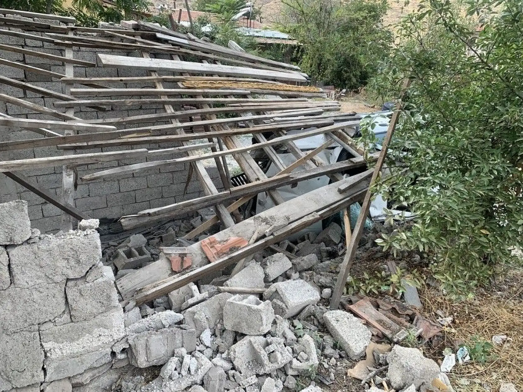 Otomobil bahçeye girdi: 2 yaralı