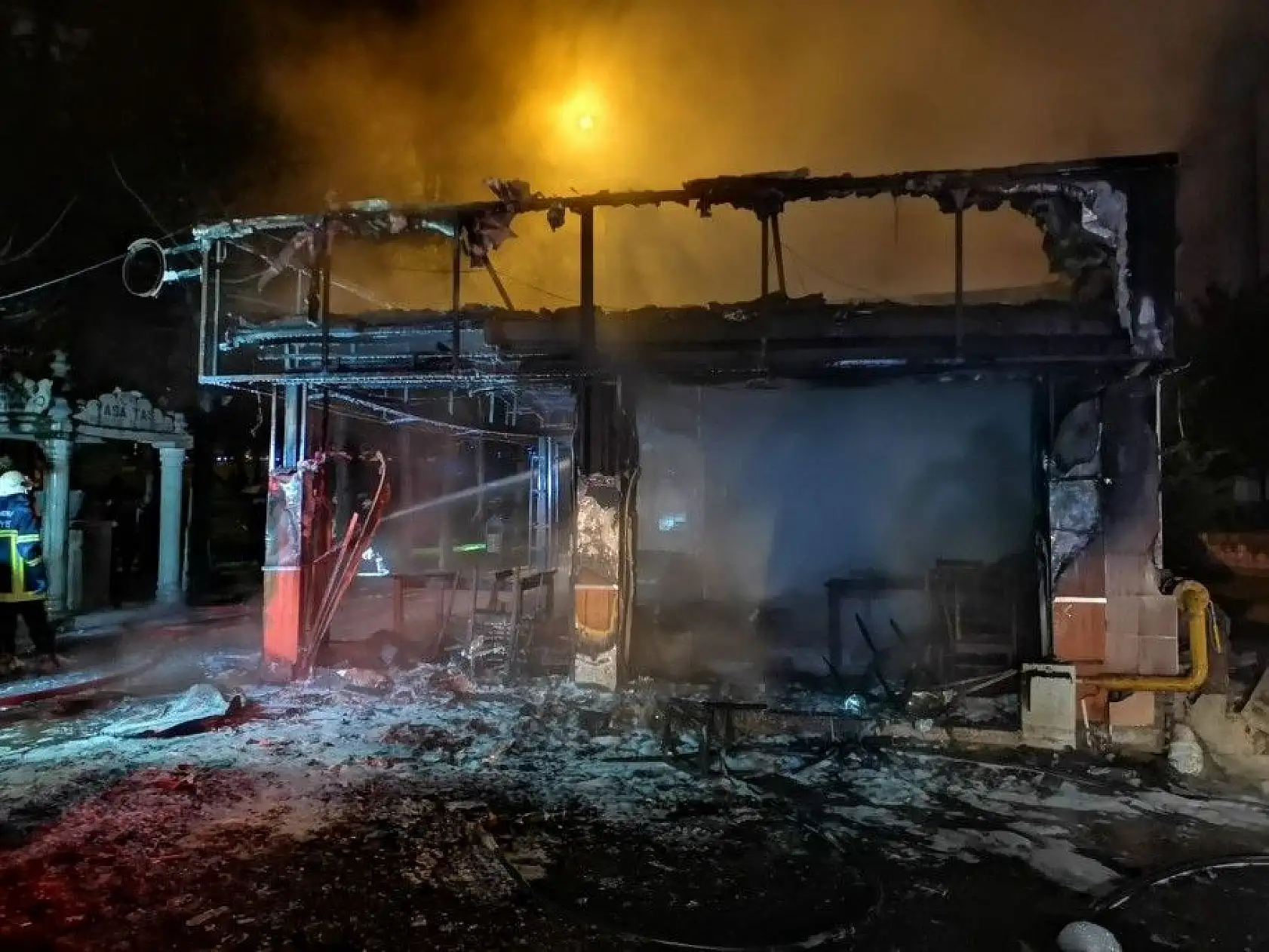 Kayseri'de yangın: 3 dükkan küle döndü