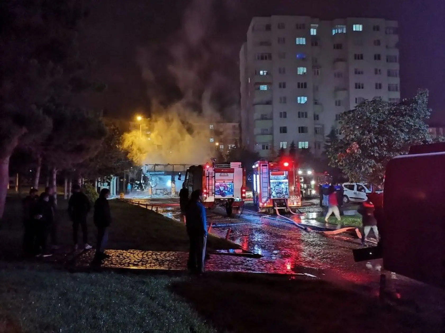Kayseri'de yangın: 3 dükkan küle döndü