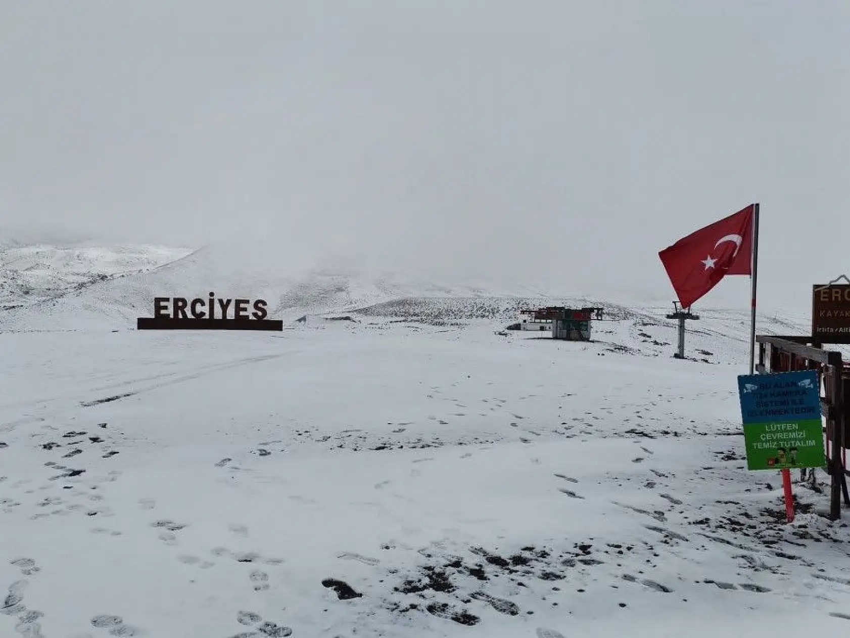 Kayseri'de sezonun ilk kardan adamı Erciyes'te yapıldı