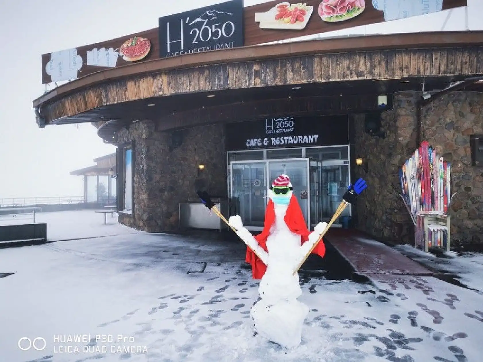 Kayseri'de sezonun ilk kardan adamı Erciyes'te yapıldı