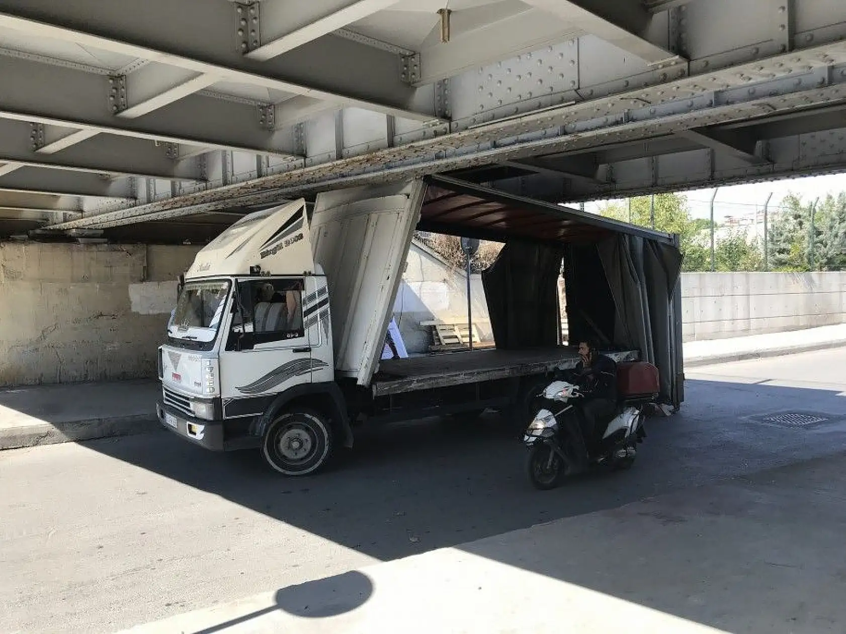 Çelik kapı yüklü kamyonet üst geçide çarptı