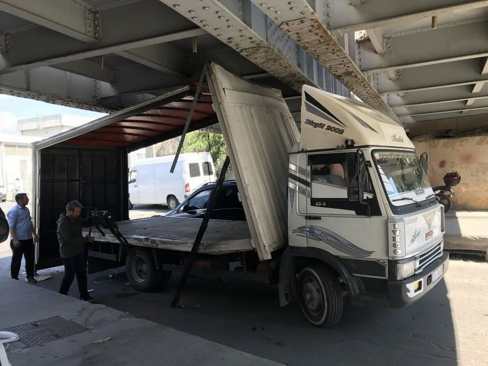 Çelik kapı yüklü kamyonet üst geçide çarptı