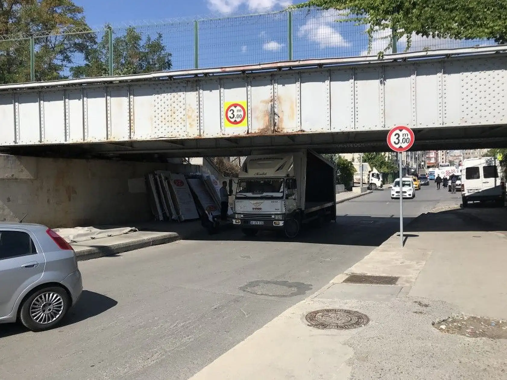 Çelik kapı yüklü kamyonet üst geçide çarptı