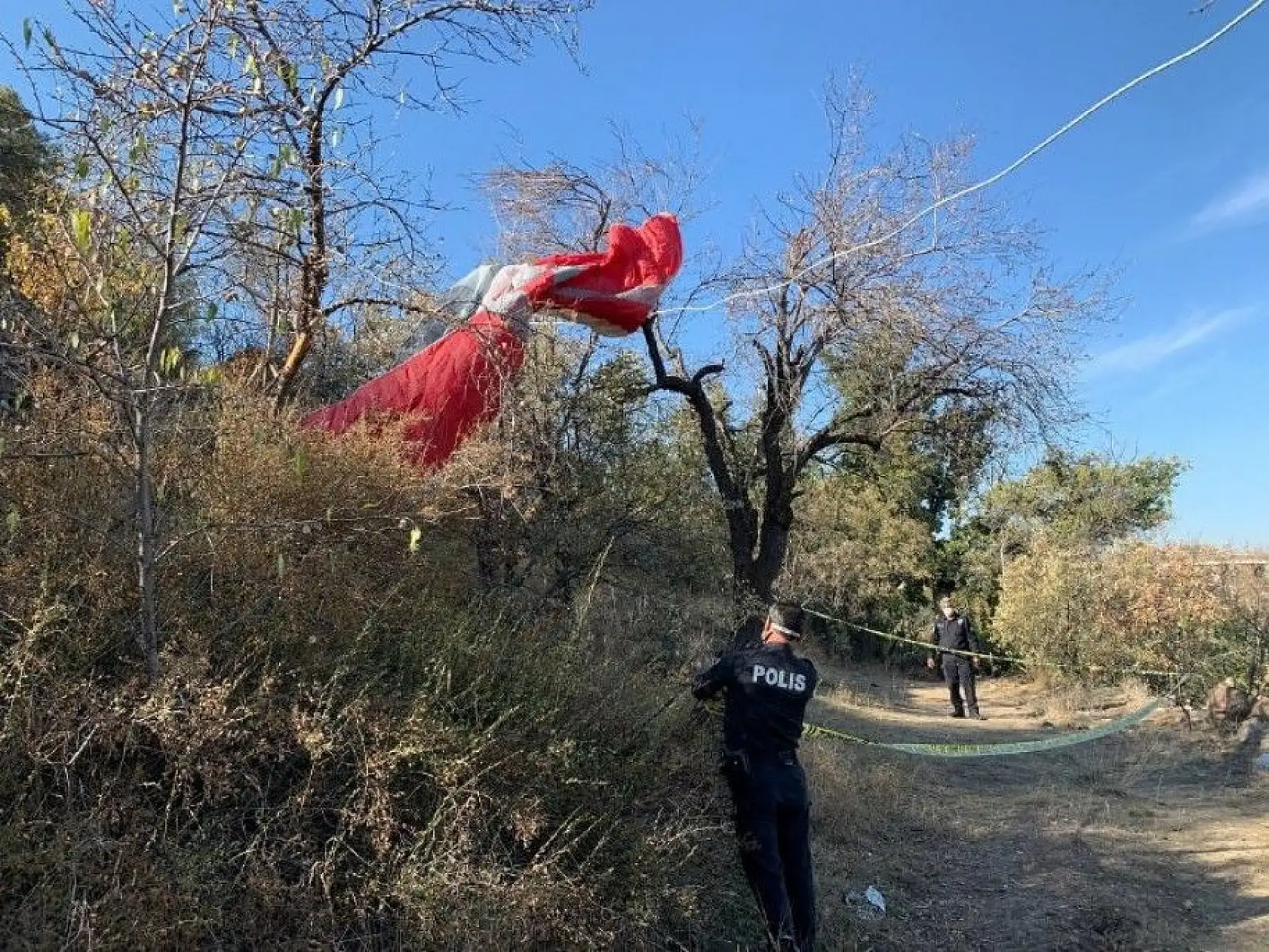 Flaş! Kayalık alana düşen paraşütçü ağır yaralandı