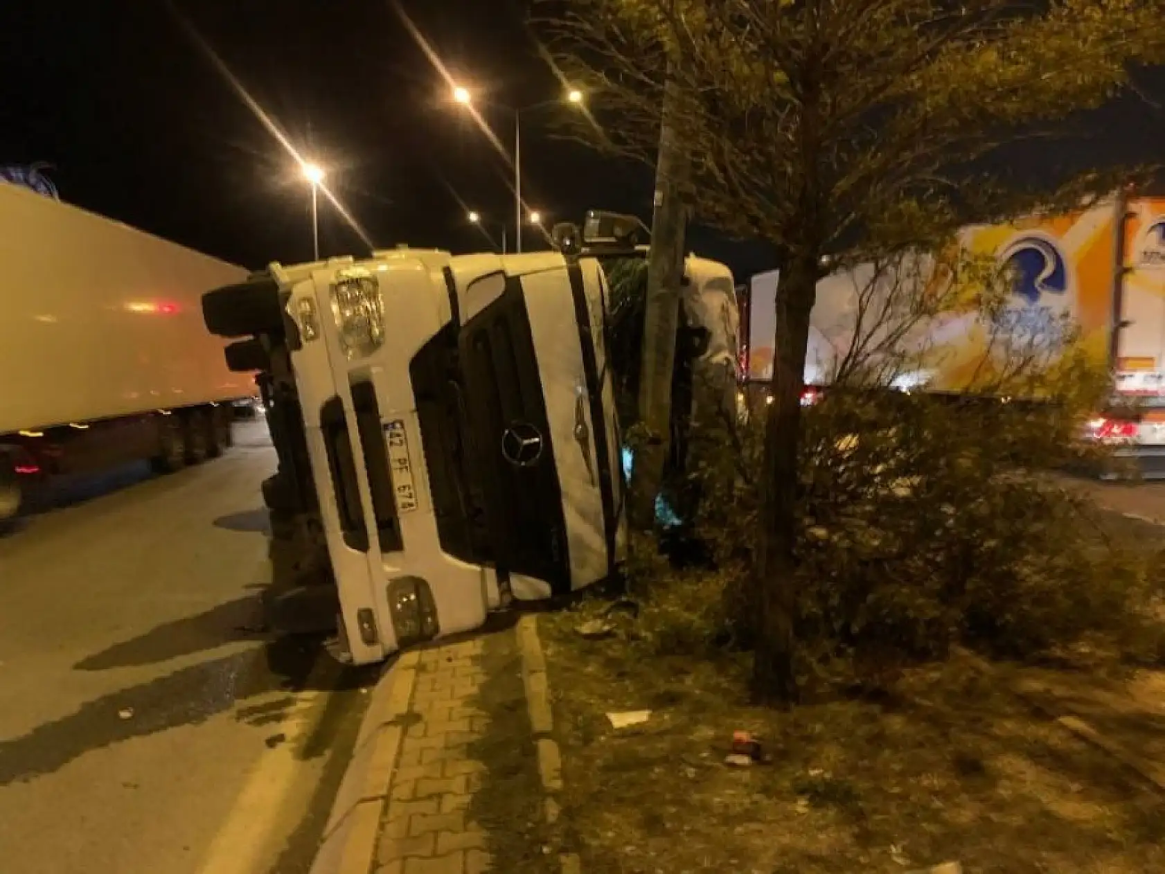 Virajı alamadı aydınlatma direğine çarptı