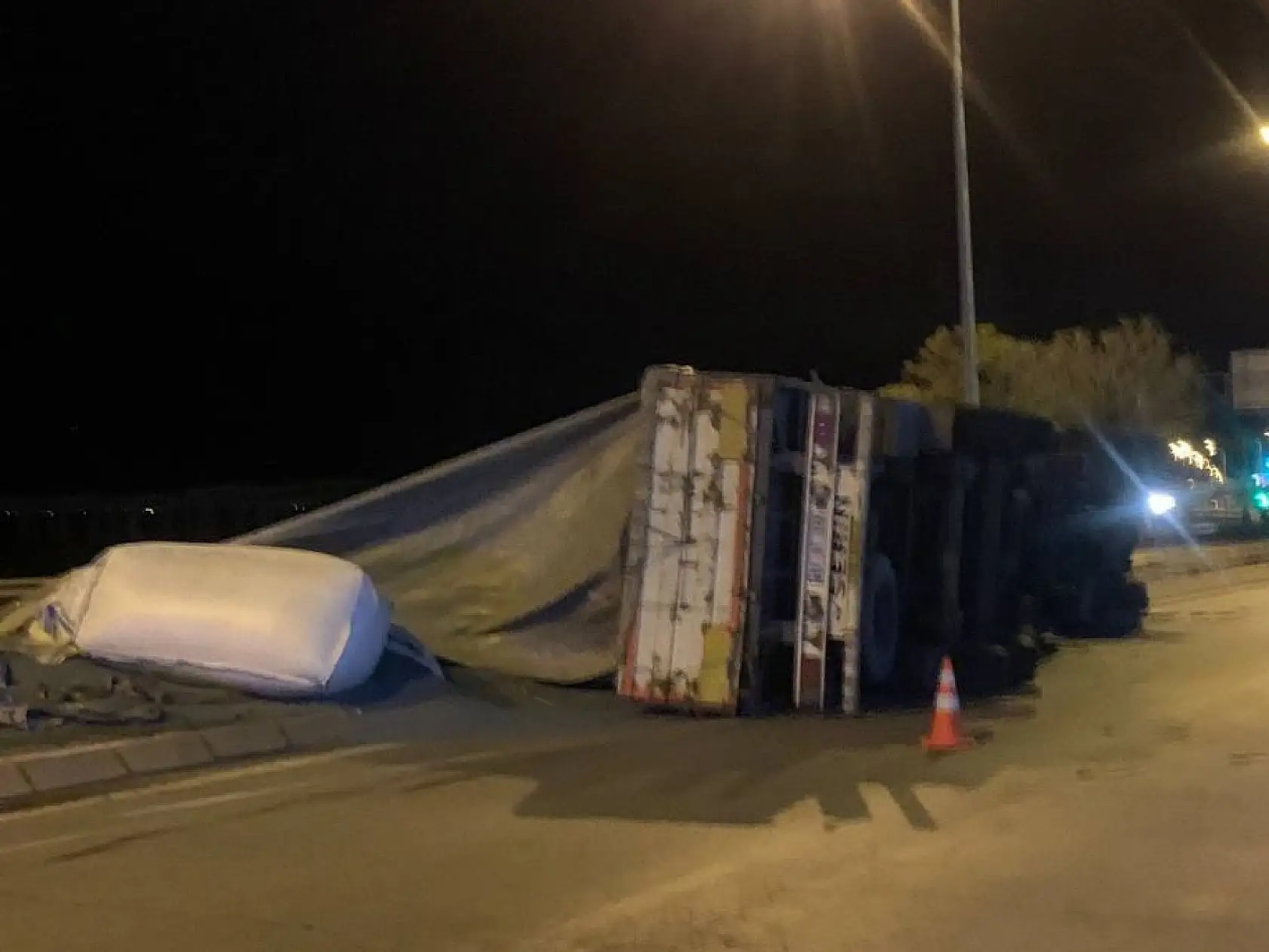 Virajı alamadı aydınlatma direğine çarptı