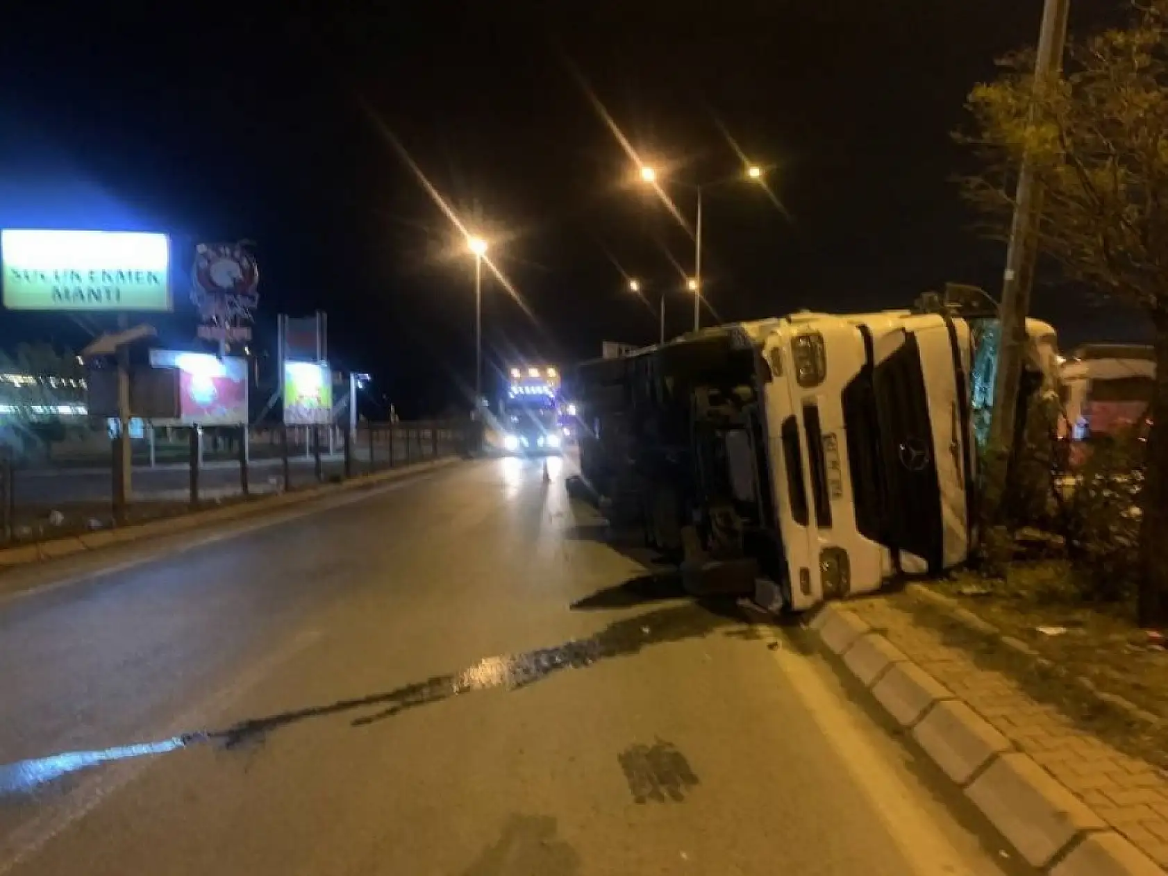 Virajı alamadı aydınlatma direğine çarptı