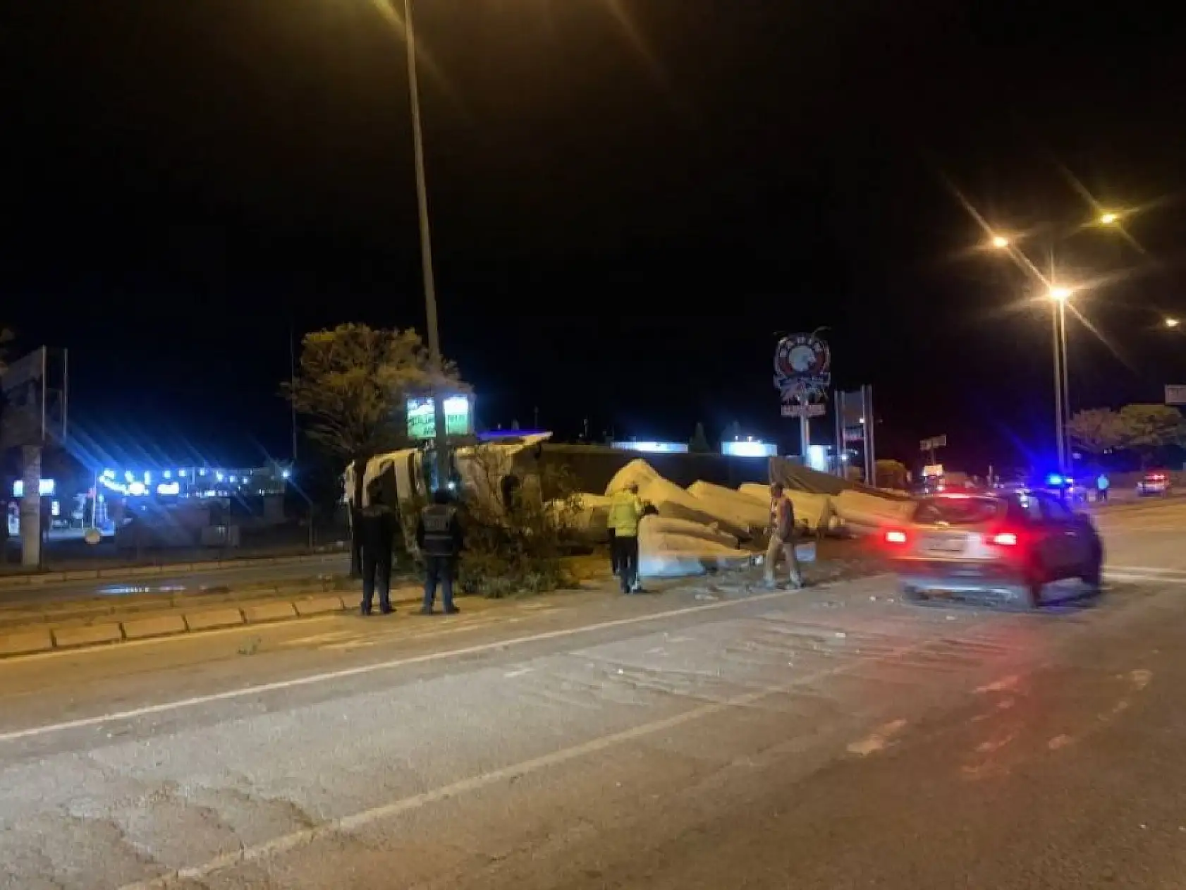 Virajı alamadı aydınlatma direğine çarptı