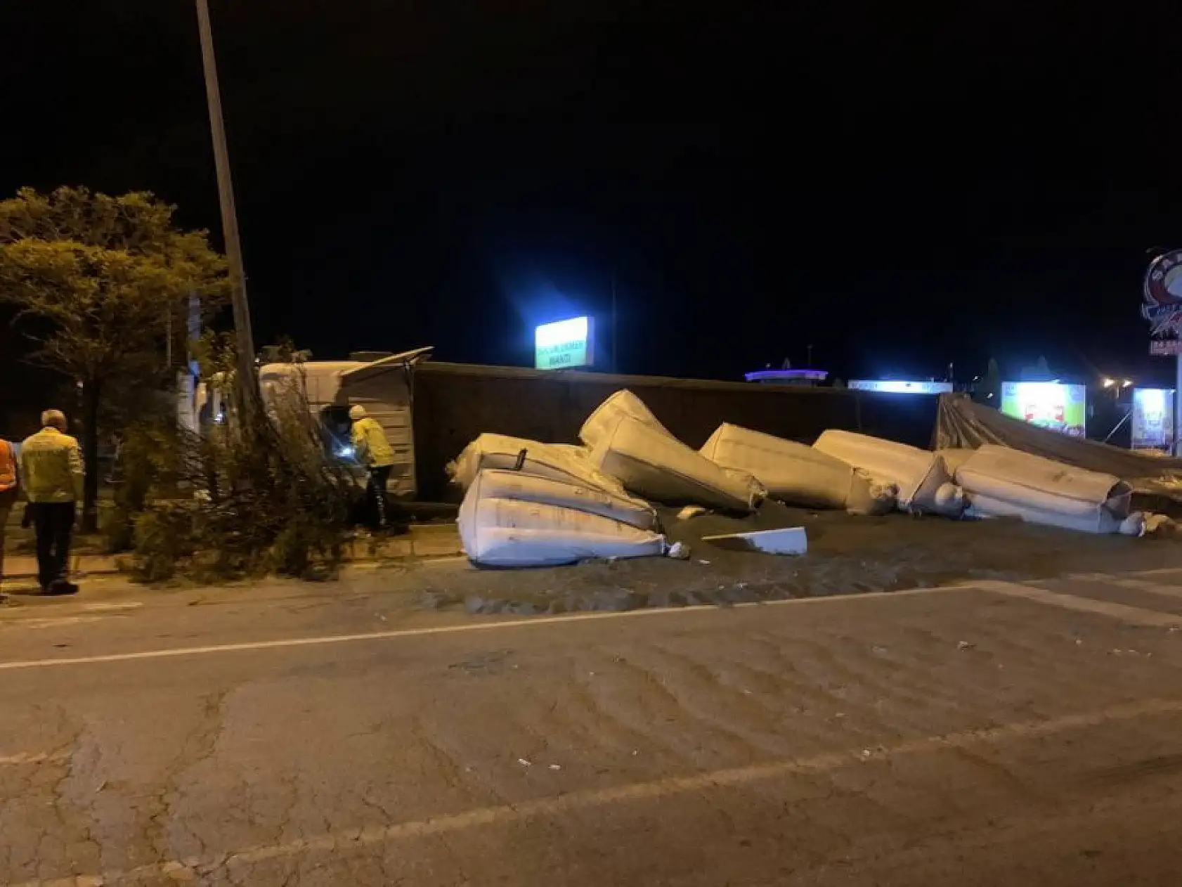 Virajı alamadı aydınlatma direğine çarptı