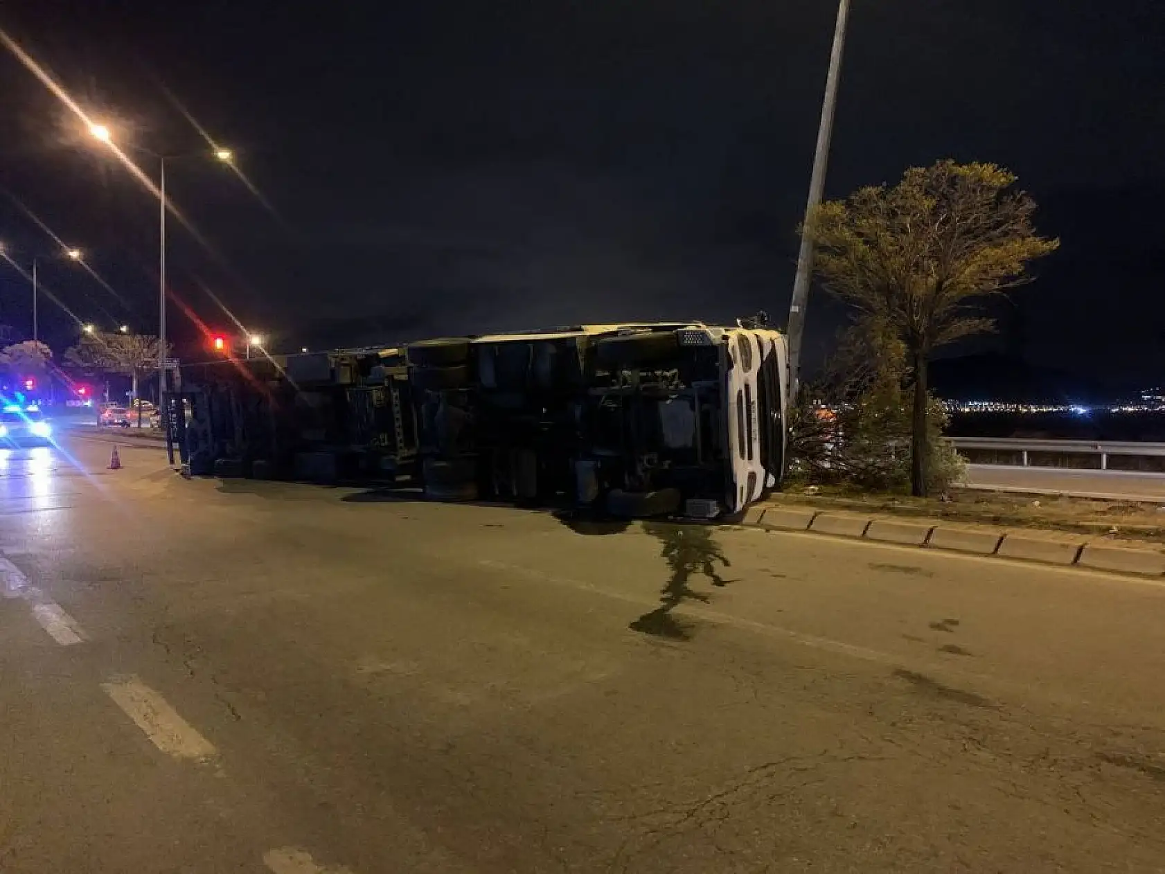 Virajı alamadı aydınlatma direğine çarptı