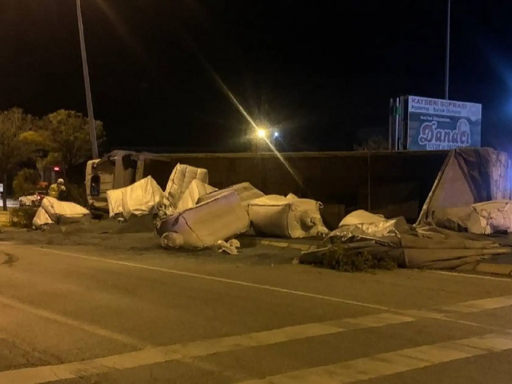 Virajı alamadı aydınlatma direğine çarptı