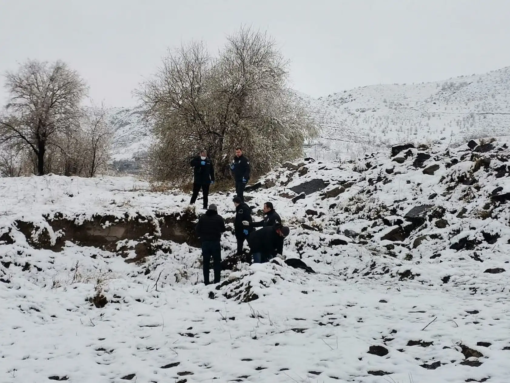 Boş arazide erkek cesedi bulundu