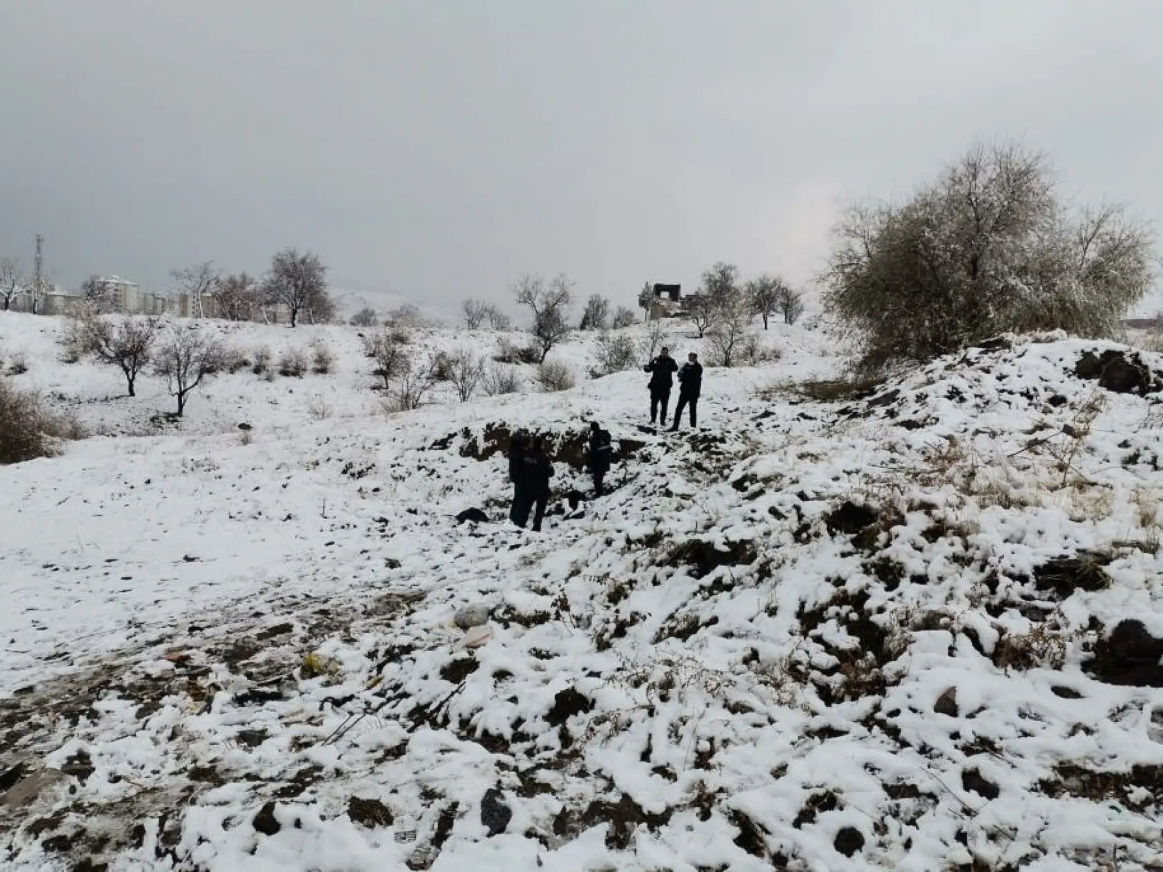 Boş arazide erkek cesedi bulundu