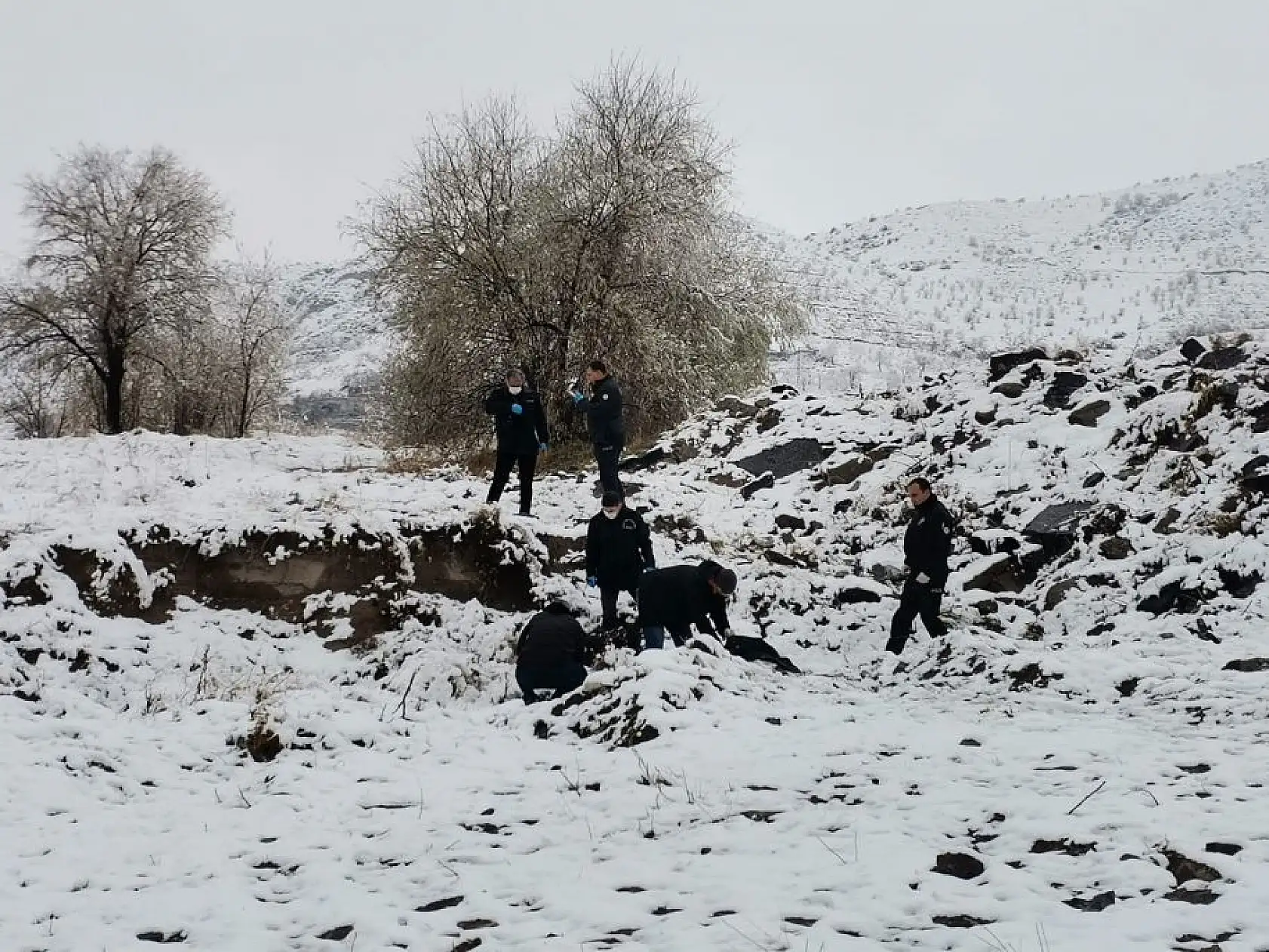 Boş arazide erkek cesedi bulundu