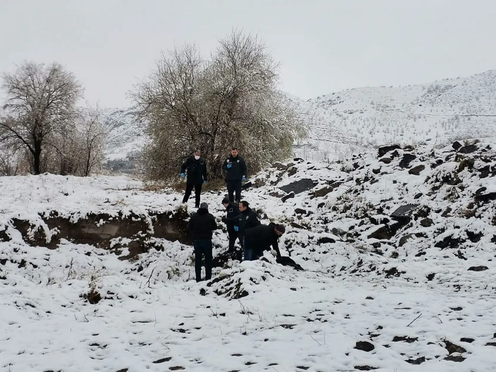 Boş arazide erkek cesedi bulundu