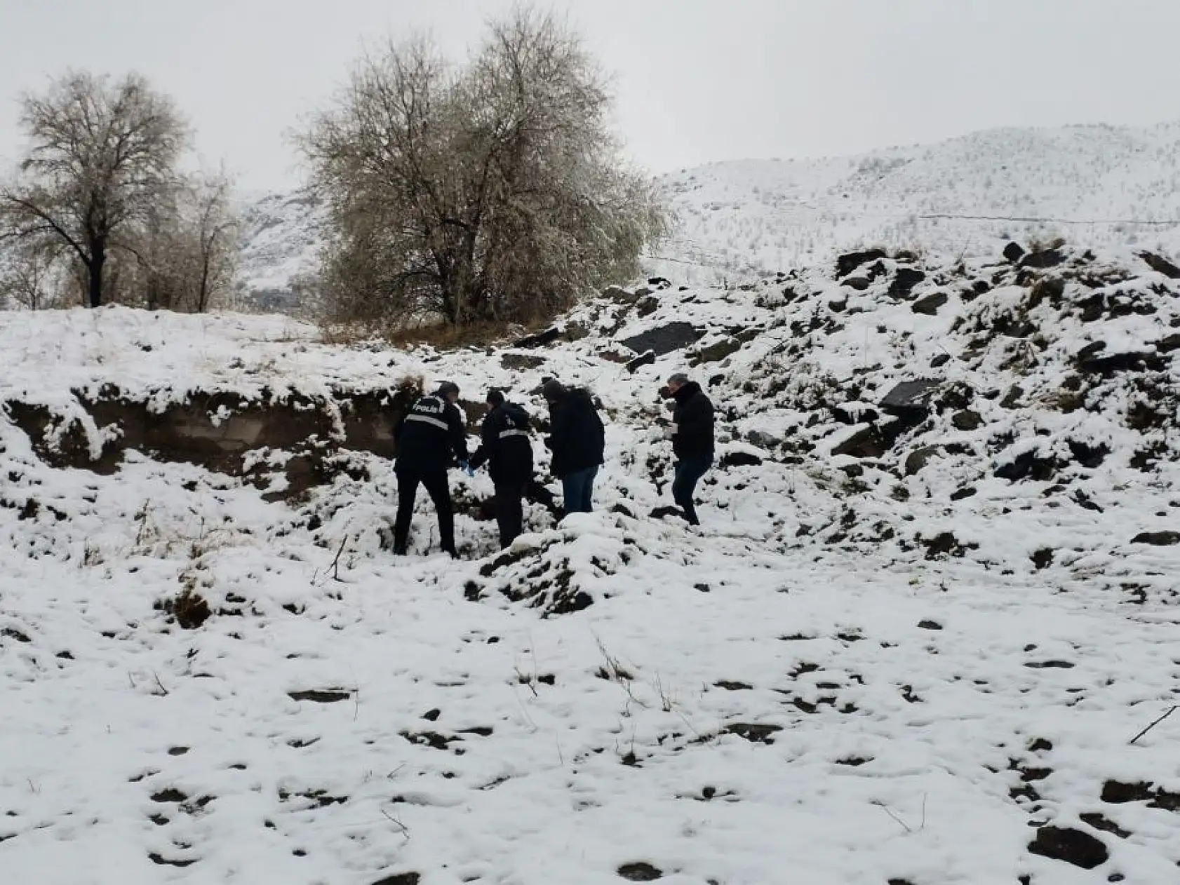 Boş arazide erkek cesedi bulundu