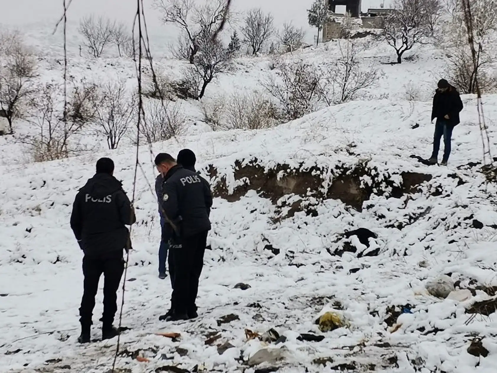 Boş arazide erkek cesedi bulundu