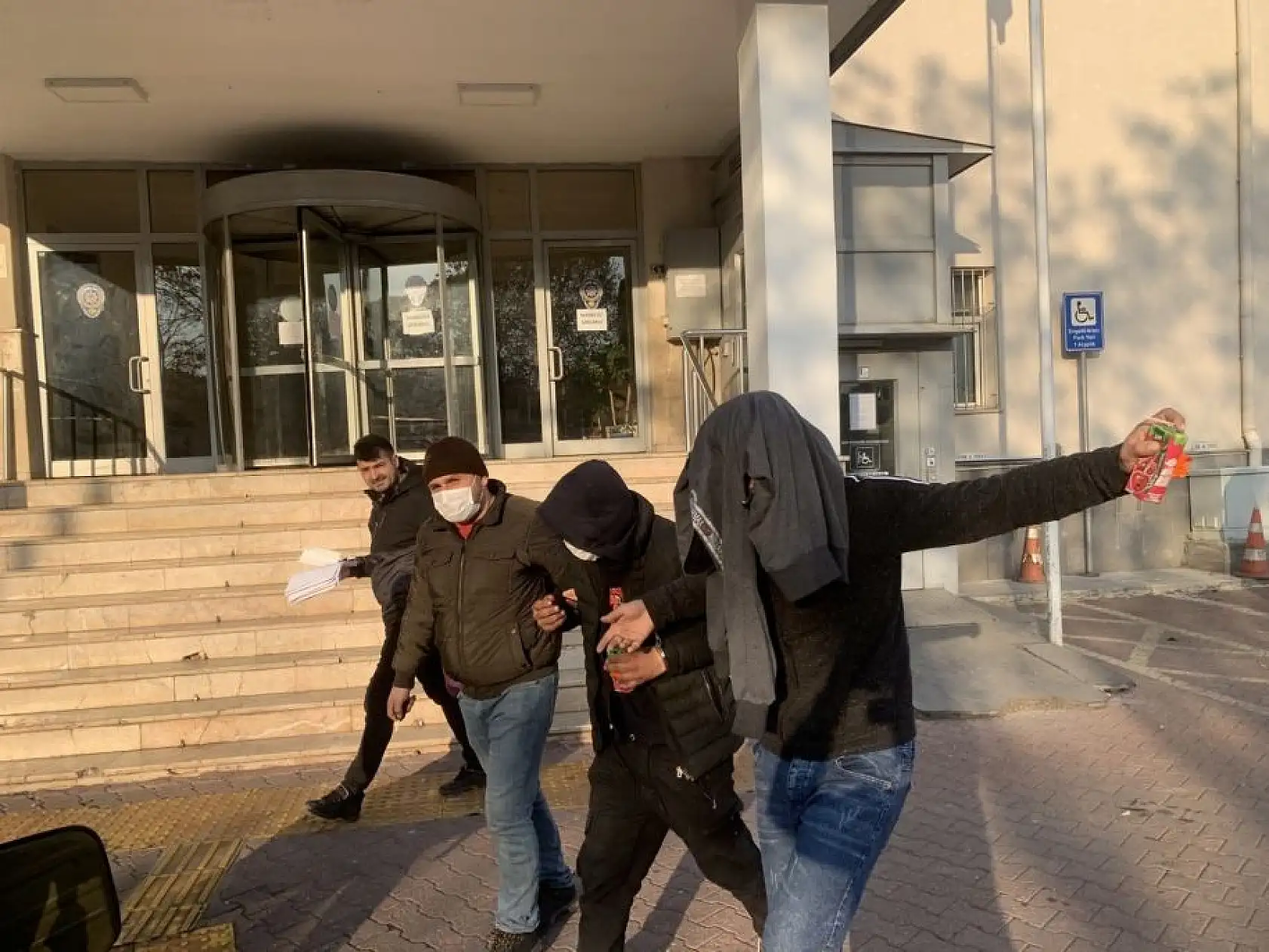 Pişkin hırsız şarkı söyleyerek oynadı