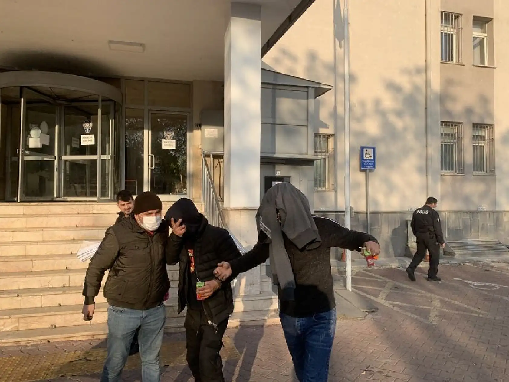 Pişkin hırsız şarkı söyleyerek oynadı