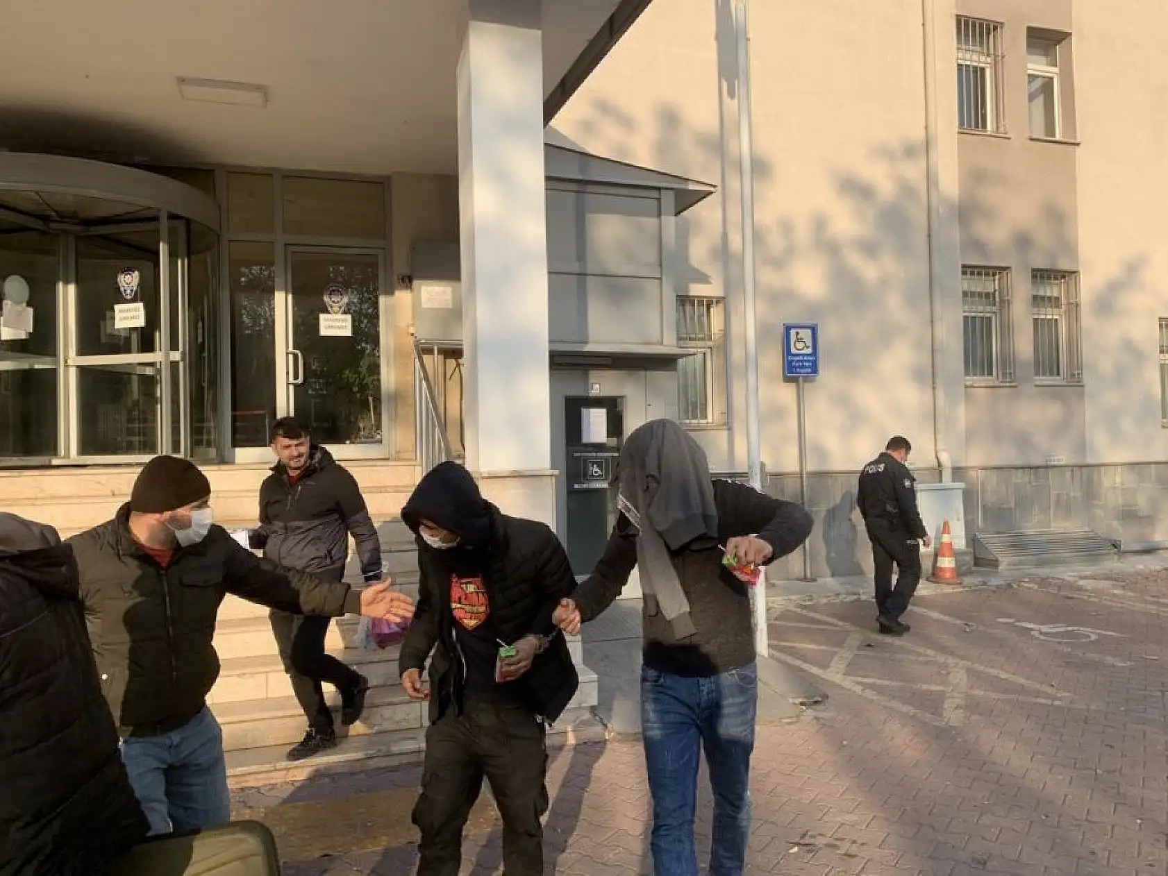 Pişkin hırsız şarkı söyleyerek oynadı