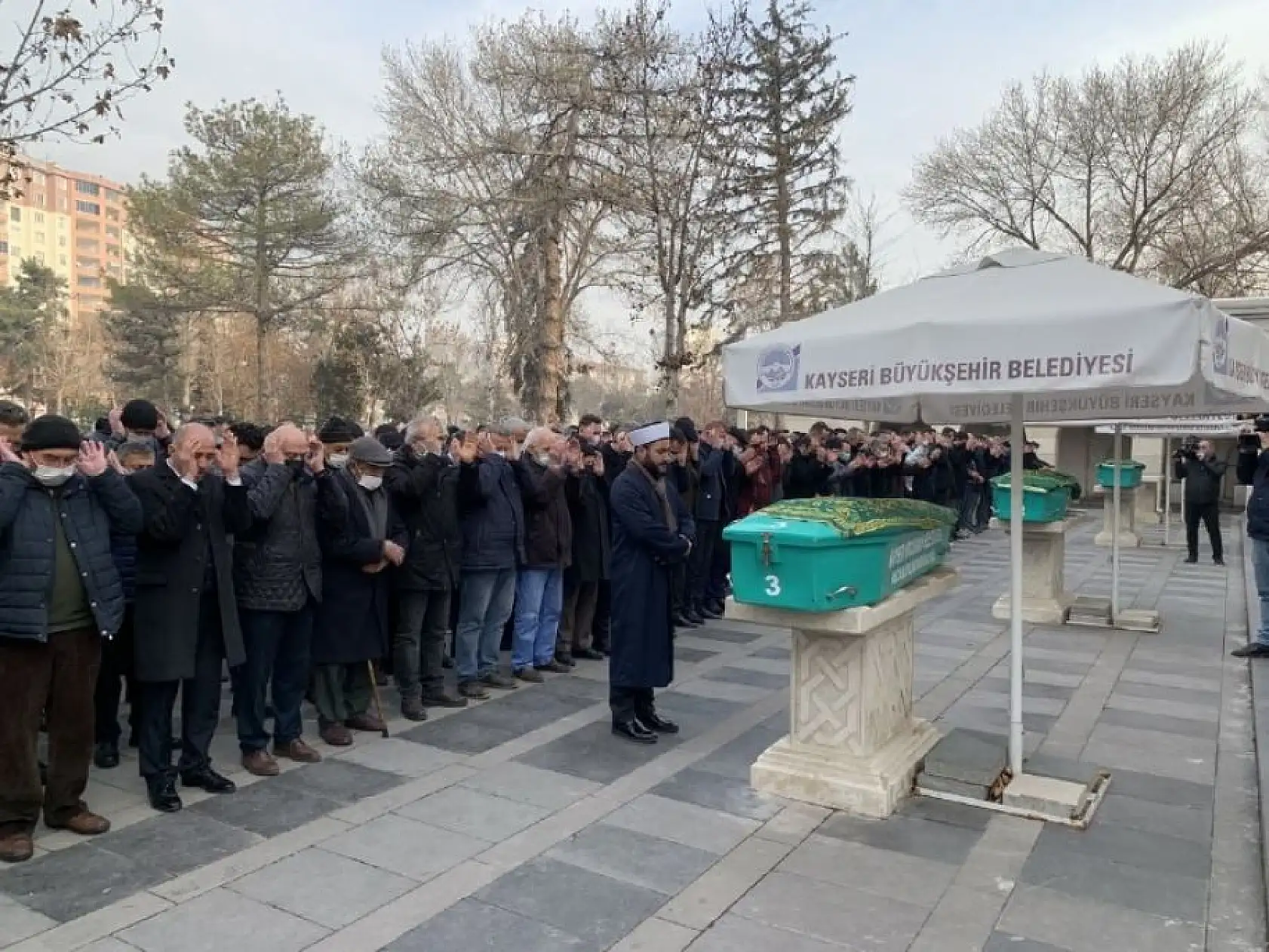 Cinayete kurban giden 3 kişi yan yana defnedildi