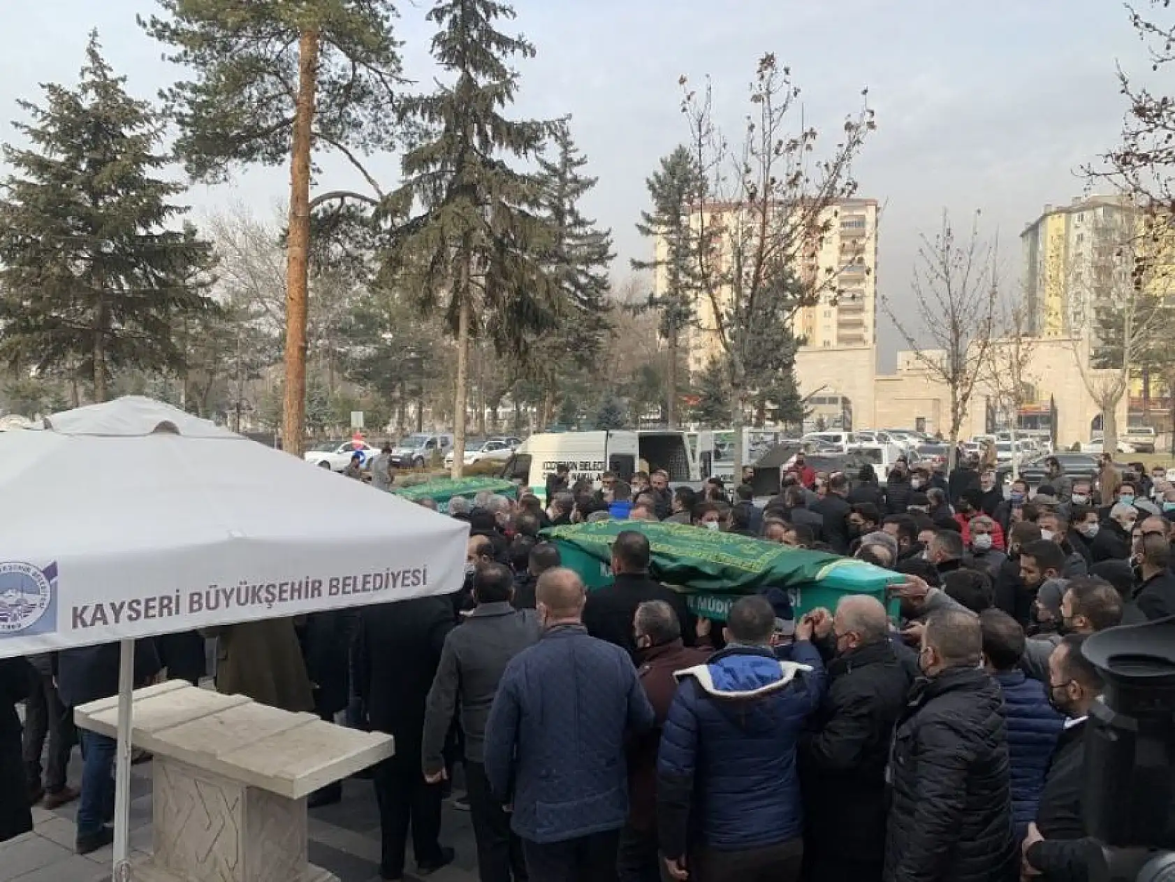 Cinayete kurban giden 3 kişi yan yana defnedildi