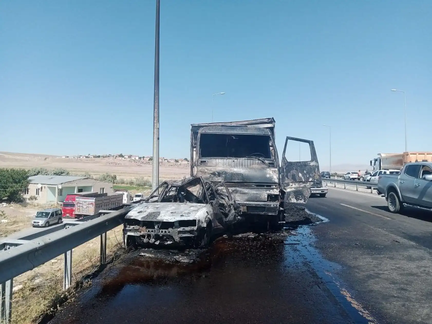 Otomobilde yanarak can verdiler