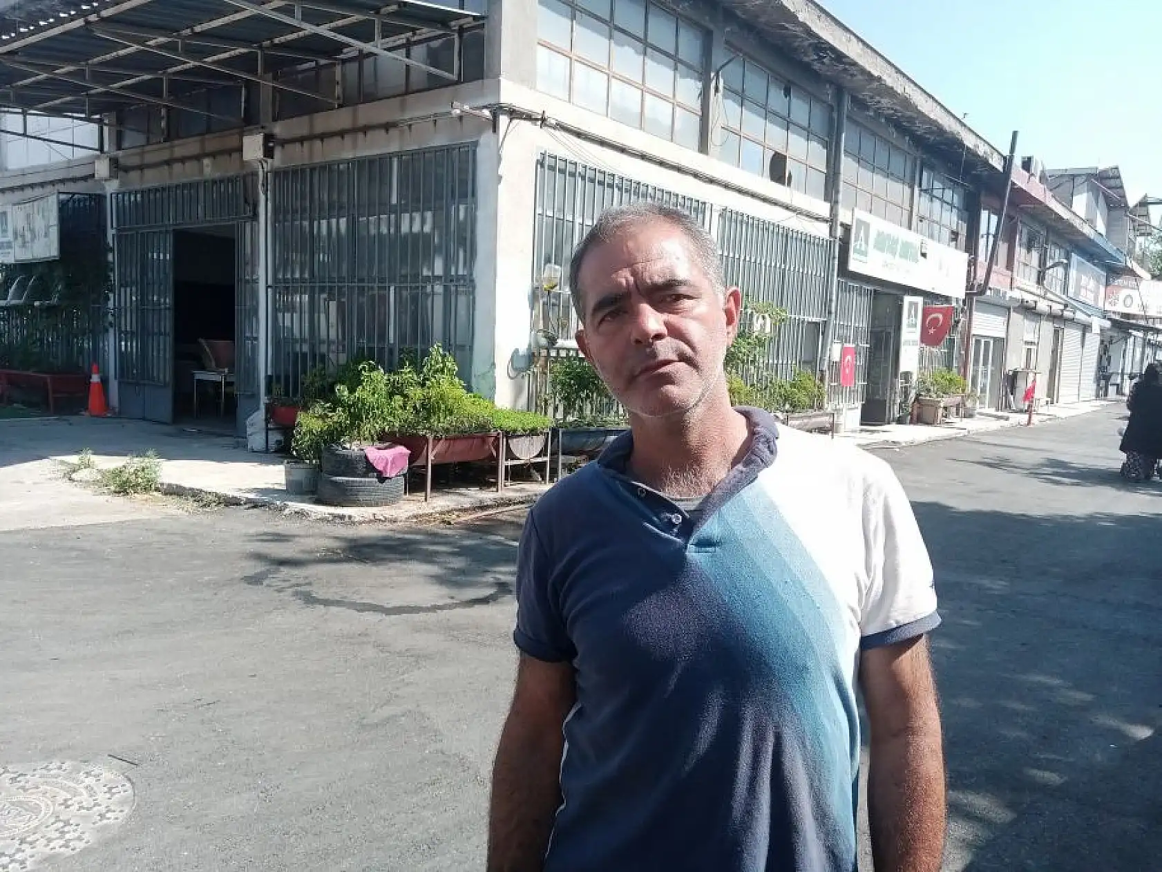 Kiralık ev bulamadı, çareyi dükkana yerleşmekte buldu