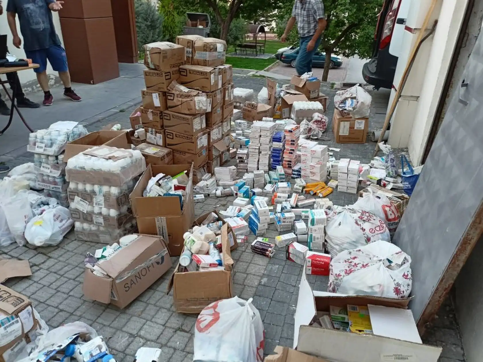 Operasyonda tonlarca ilaç ele geçirildi