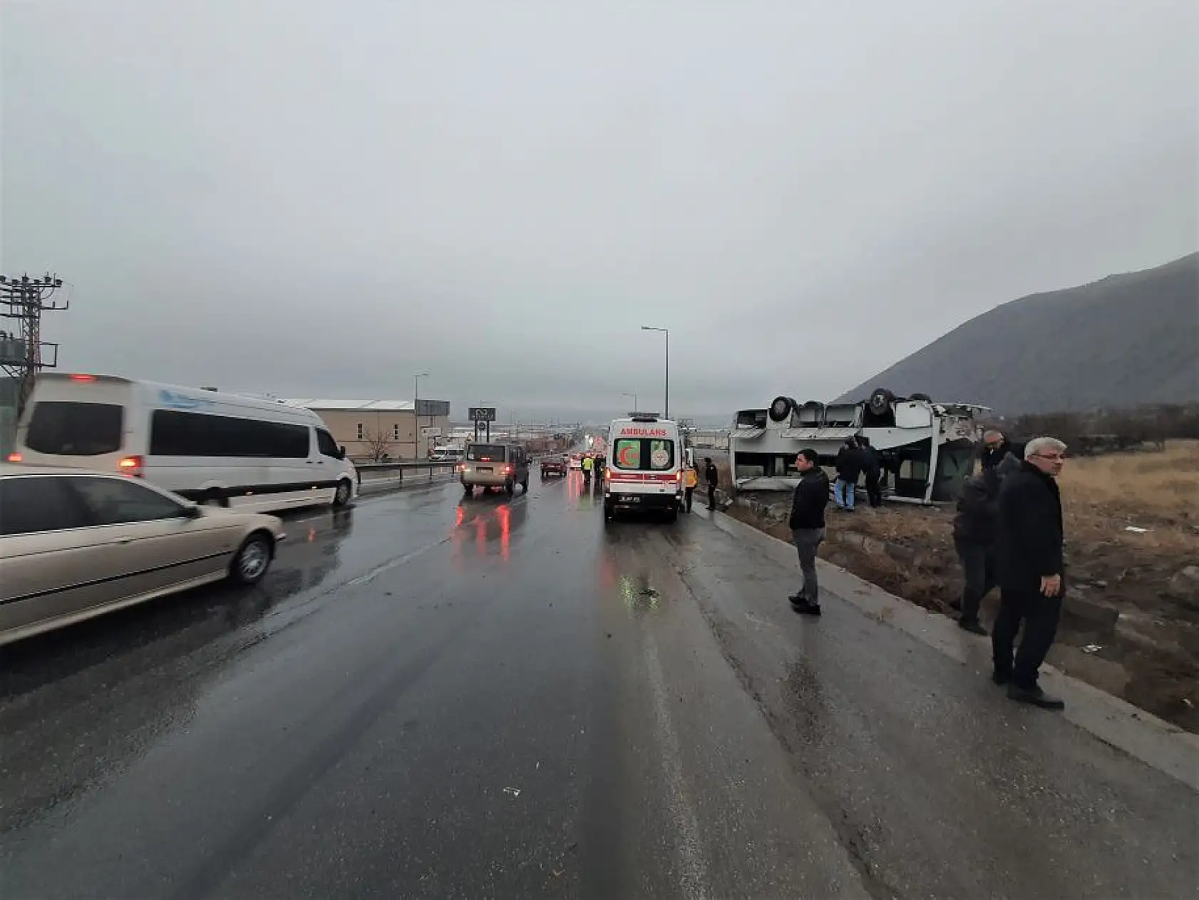 İşçi servisi takla attı: 1'i ağır 22 yaralı var