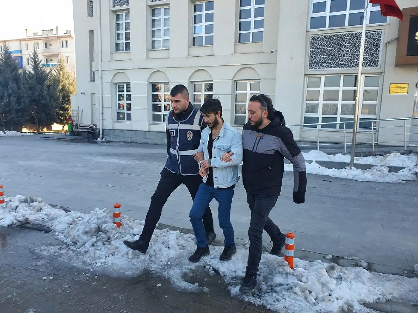 Cinayetten aranıyordu, yakalandı