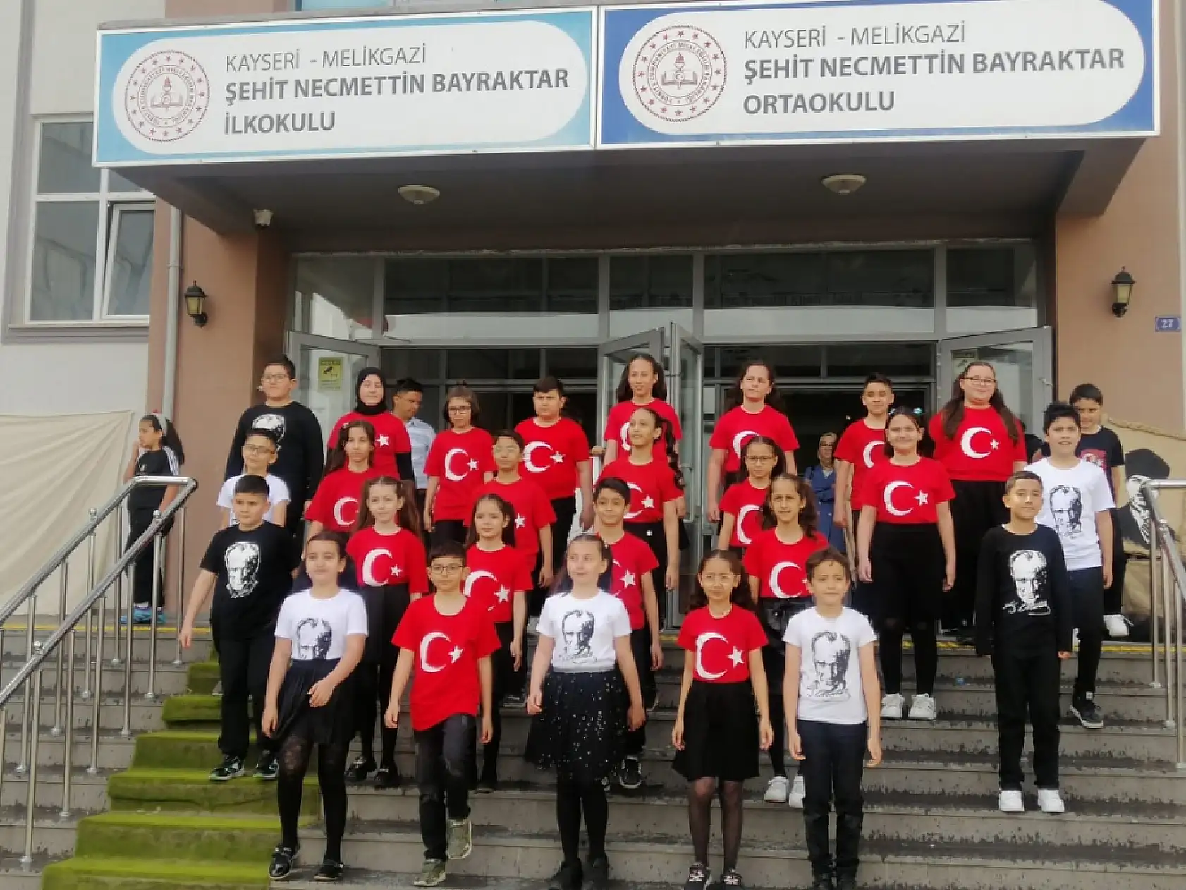 Kayseri'de o okuldaki 23 Nisan coşkusuna yağmur bile engel olamadı! Renkli görüntüler