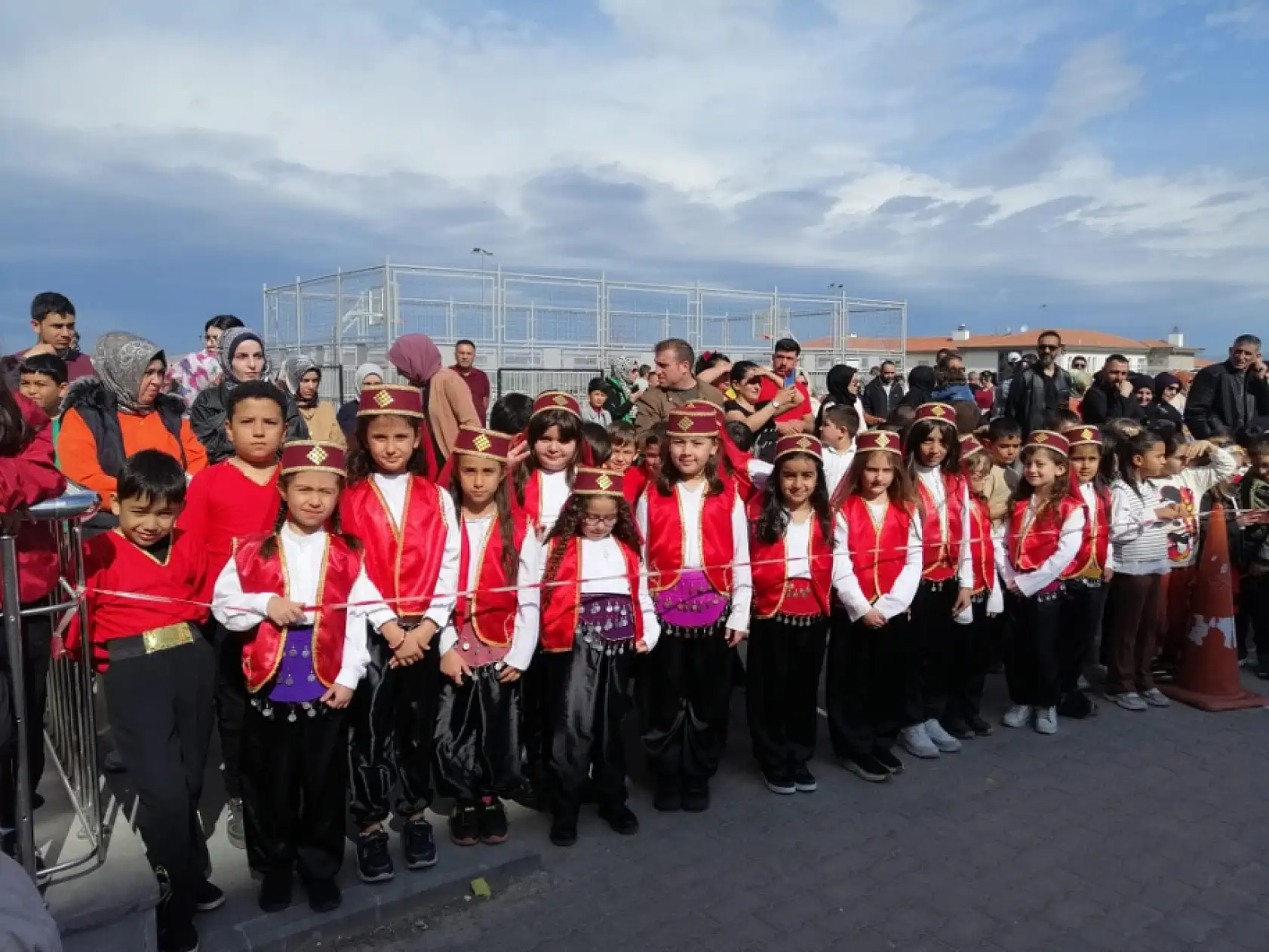 Kayseri'de o okuldaki 23 Nisan coşkusuna yağmur bile engel olamadı! Renkli görüntüler