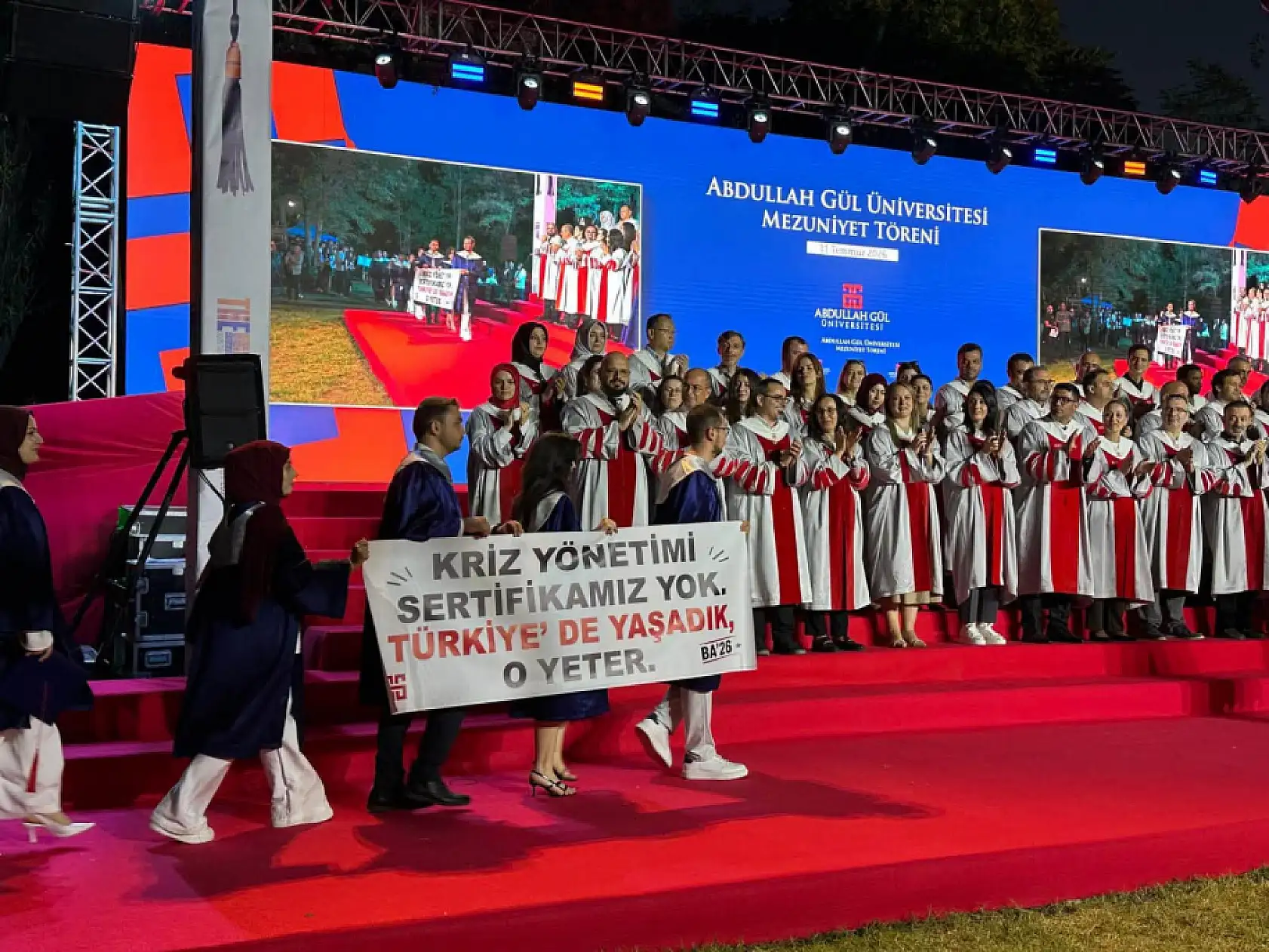 Abdullah Gül Üniversitesi mezuniyet töreninde öğrencilerden manidar pankartlar