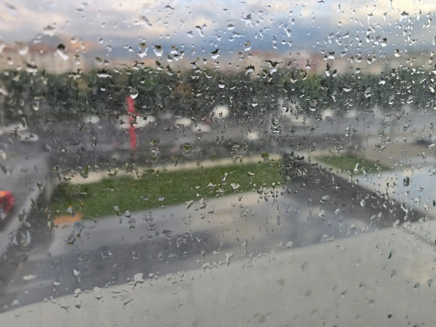 Kayseri'de etkili olan yağmurla birlikte şaşırtan görüntü