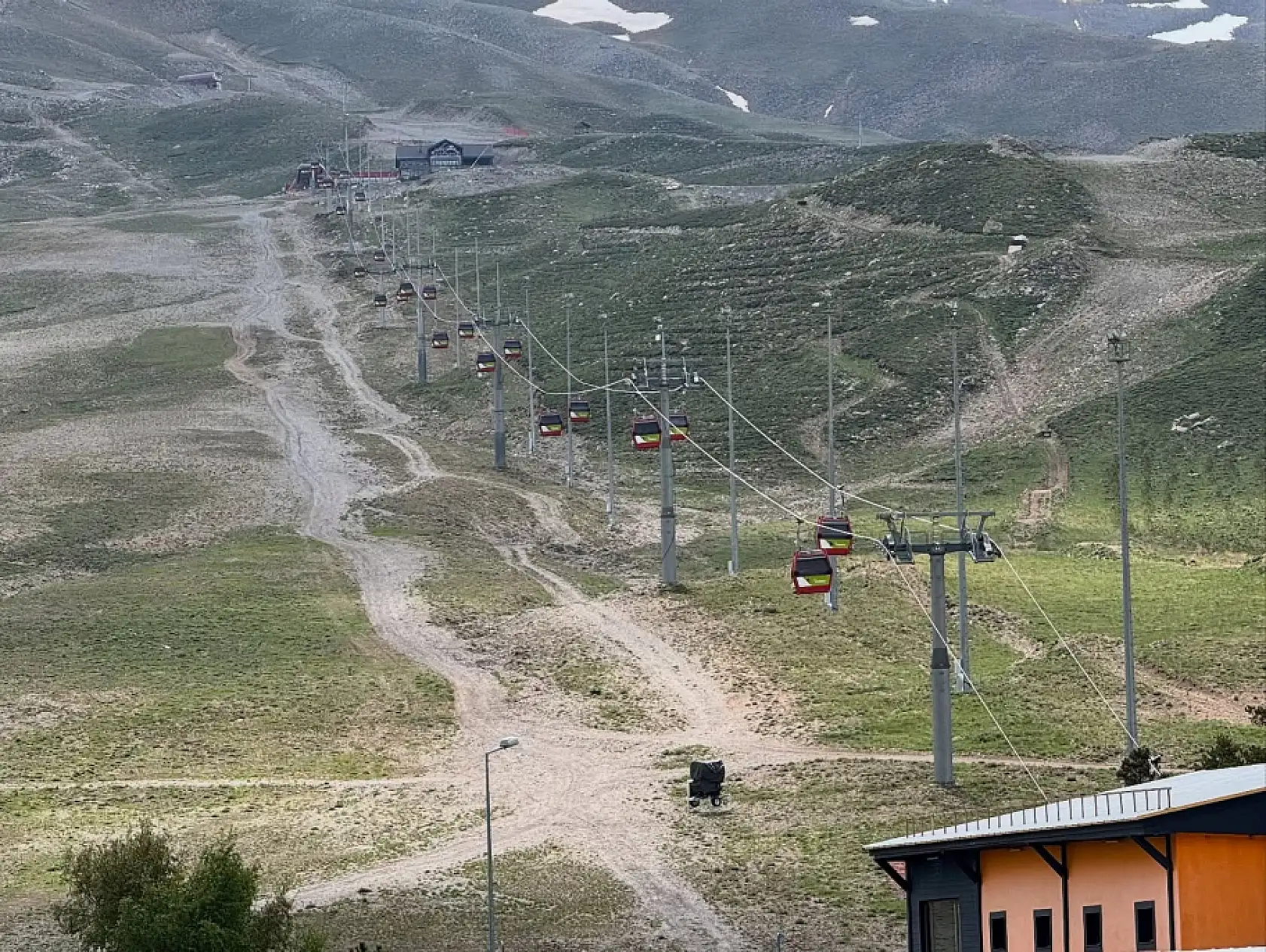 Kayseri'de binlerce kişinin akın ettiği yerde şimdi in cin top oynuyor!