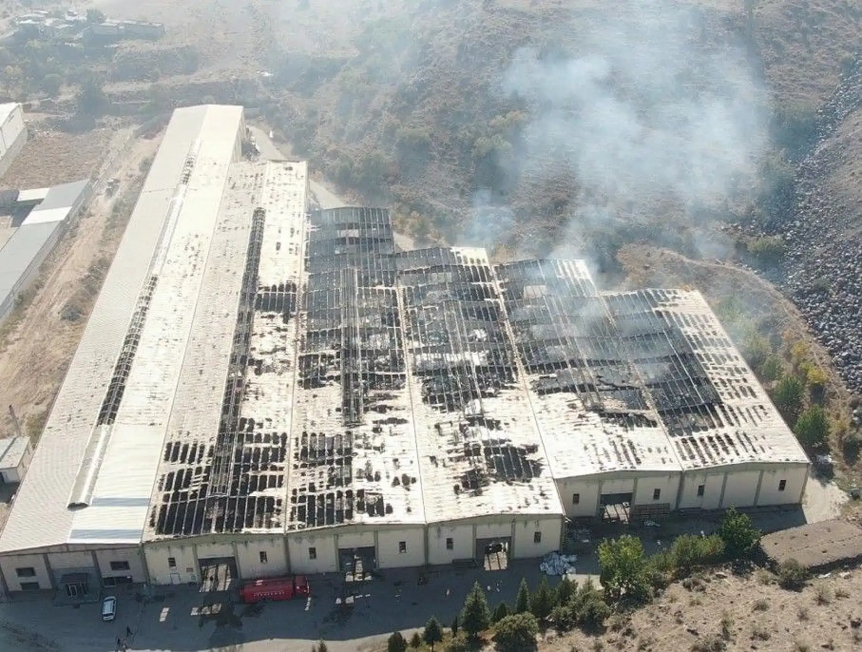 Fabrika yangınında hasar gün ağarınca ortaya çıktı